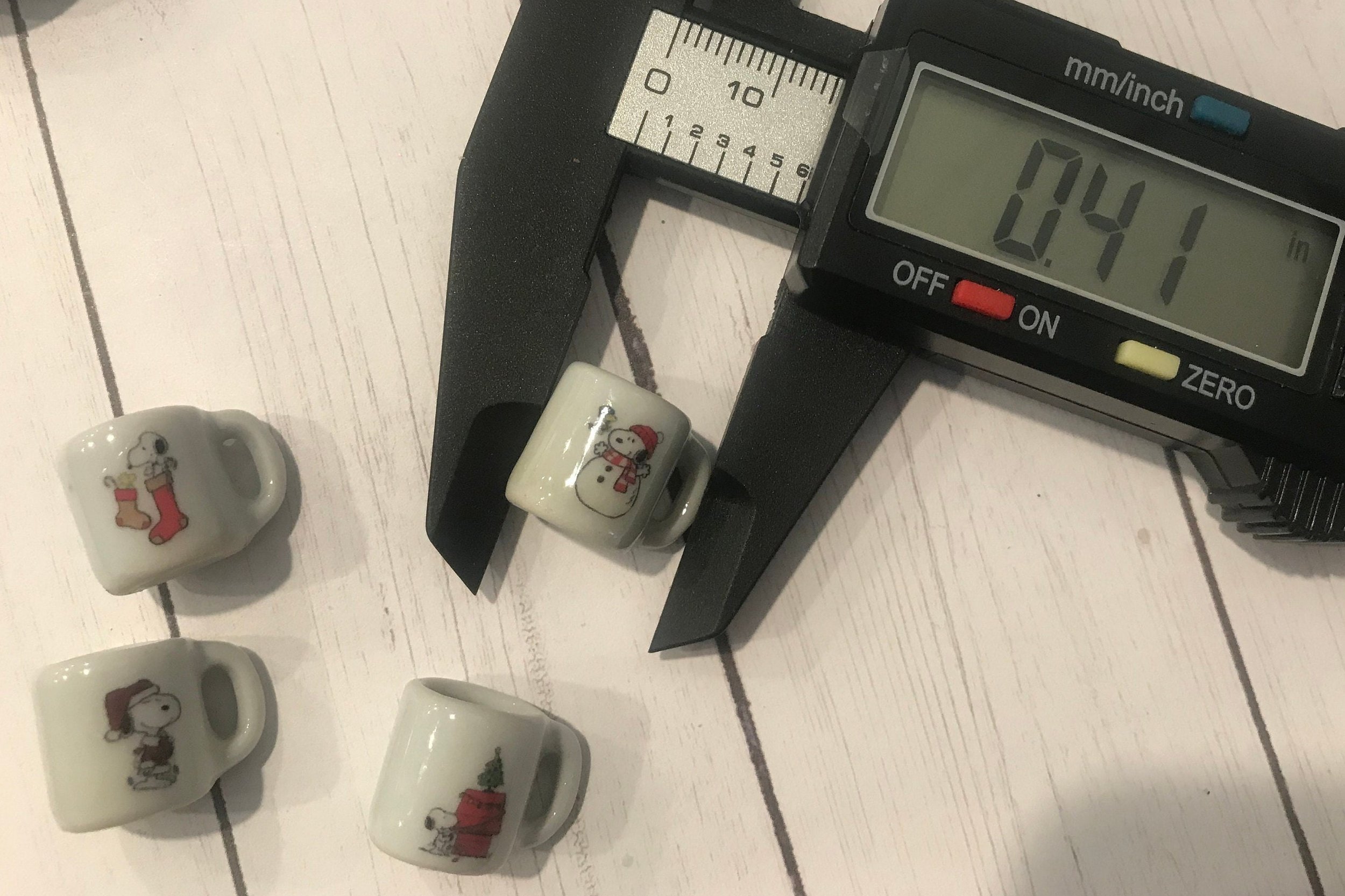 Miniature Peanuts Christmas Mugs, 1:12
