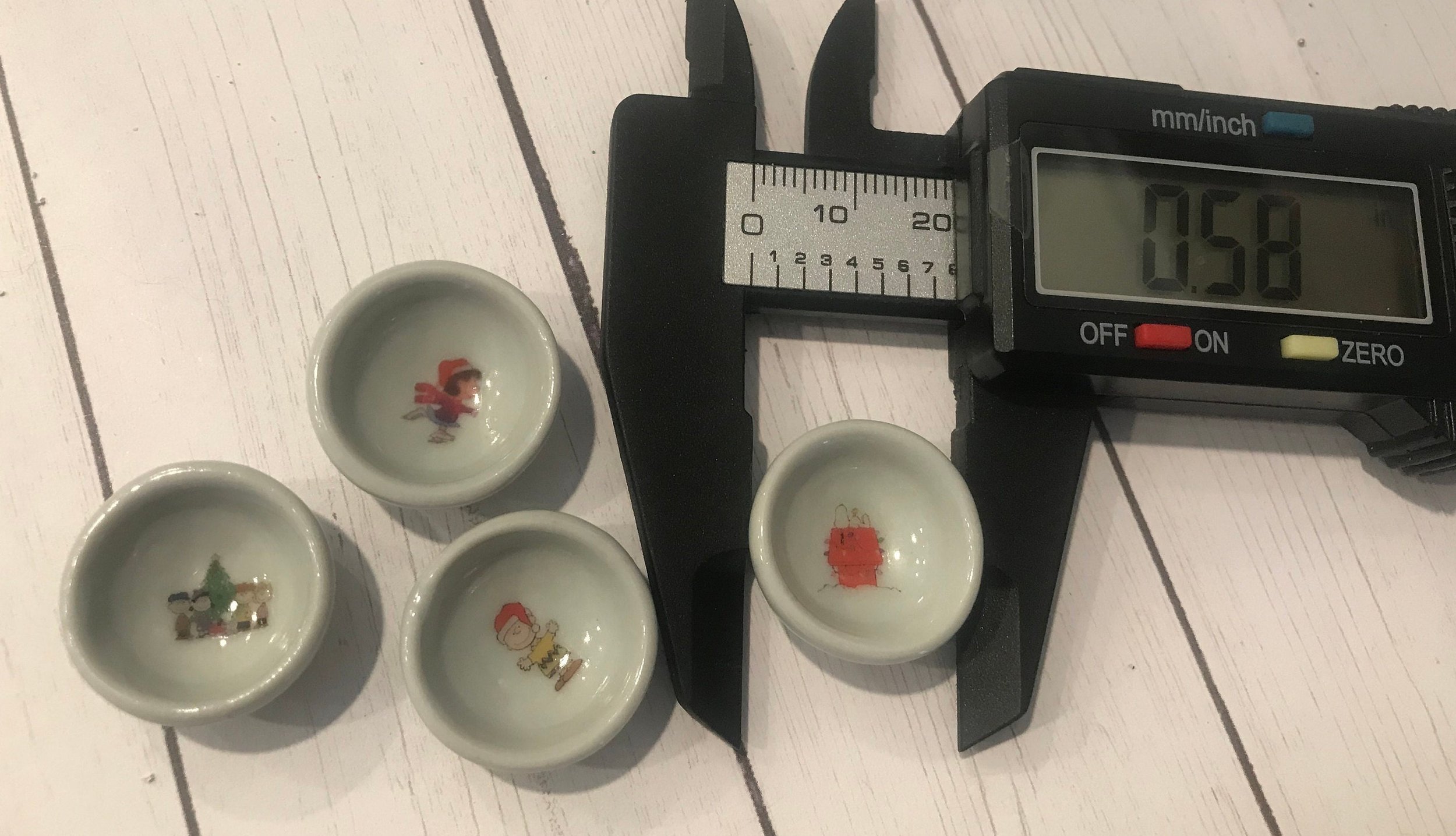 Miniature Christmas Peanuts Bowls, 1:12