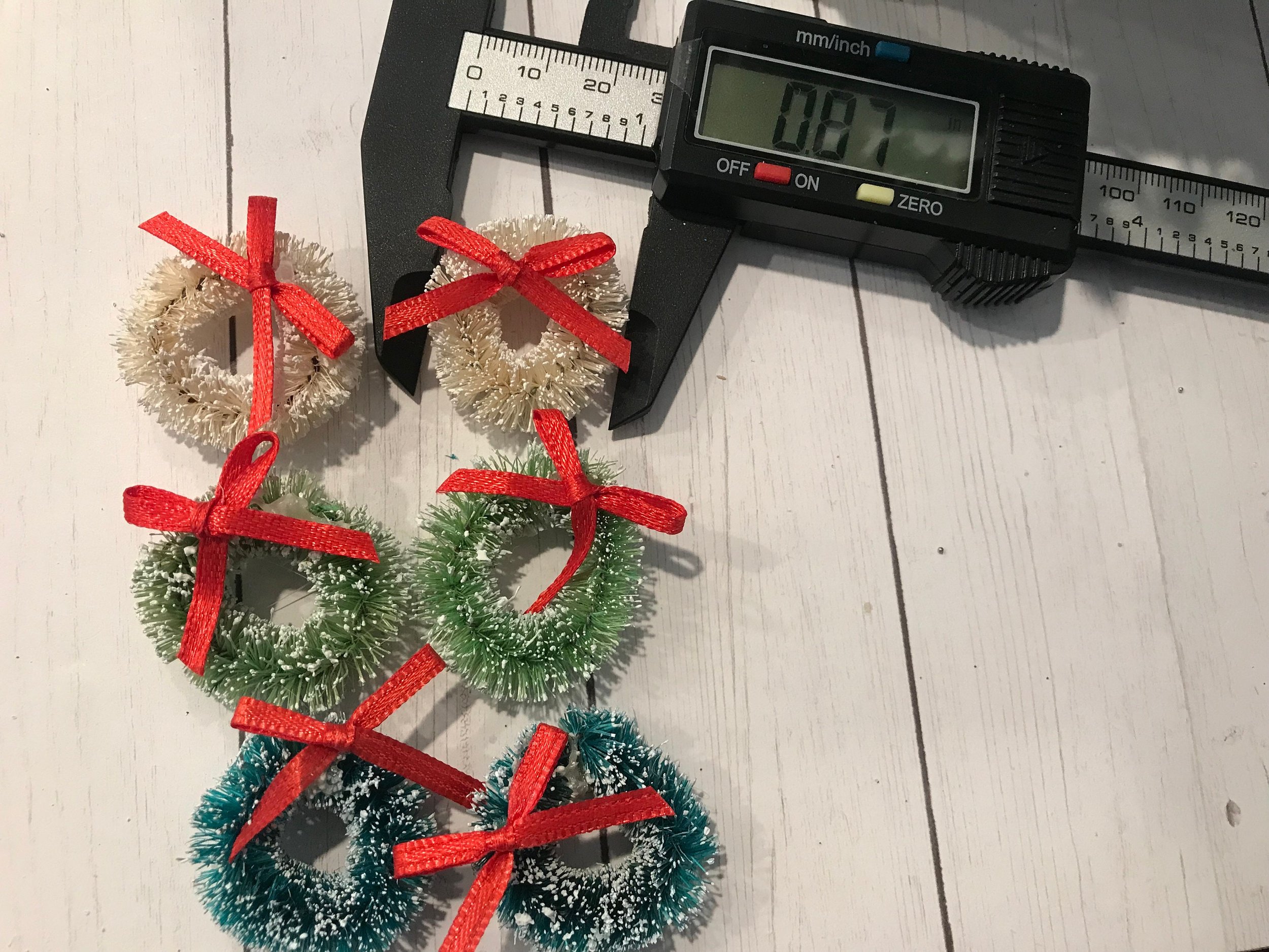 Miniature Christmas Bottlebrush Wreaths, 1:12