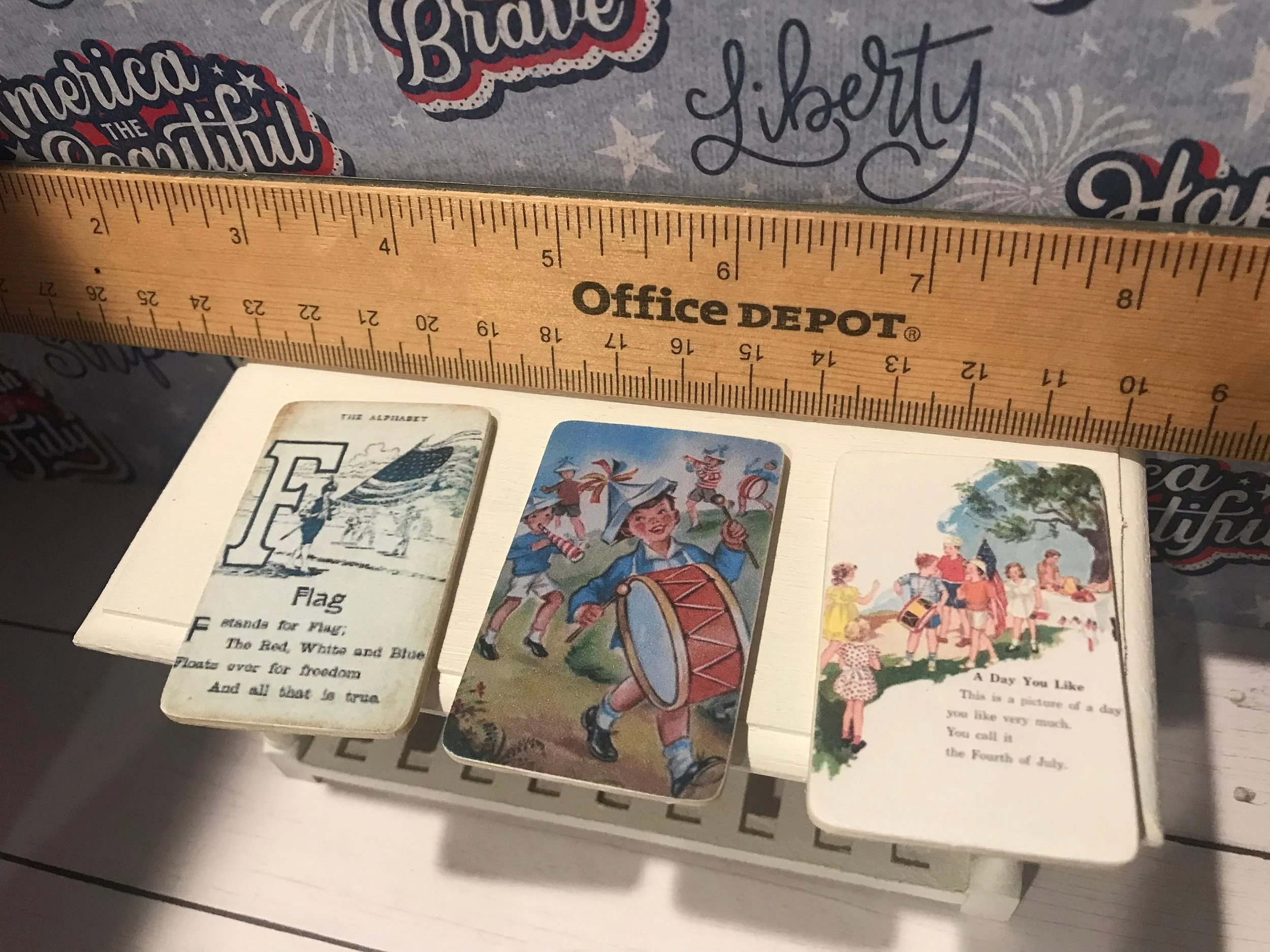Miniature Fourth of July Wood Signs, 1:12