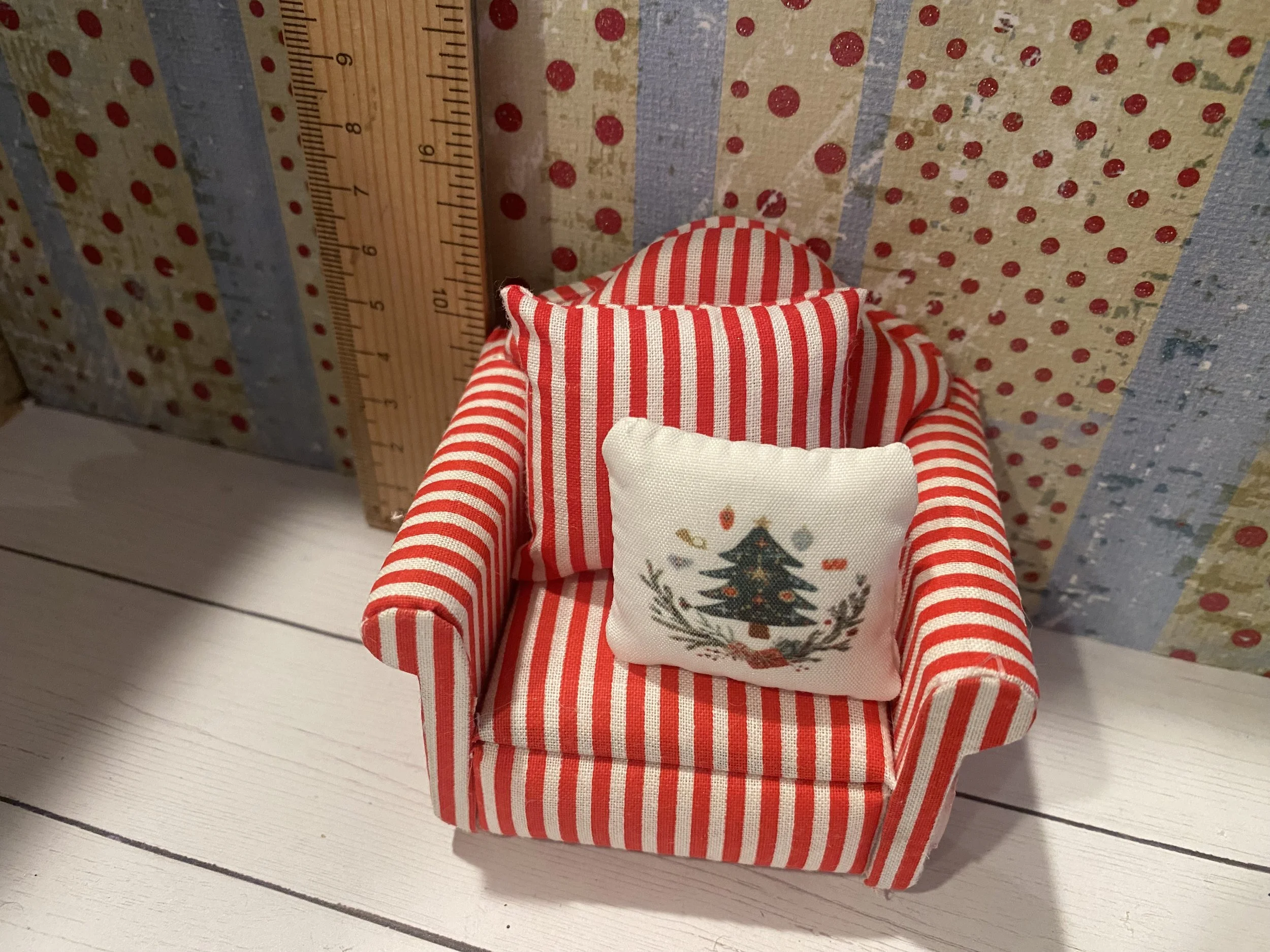 Miniature Christmas Chair w/Pillow, 1:12