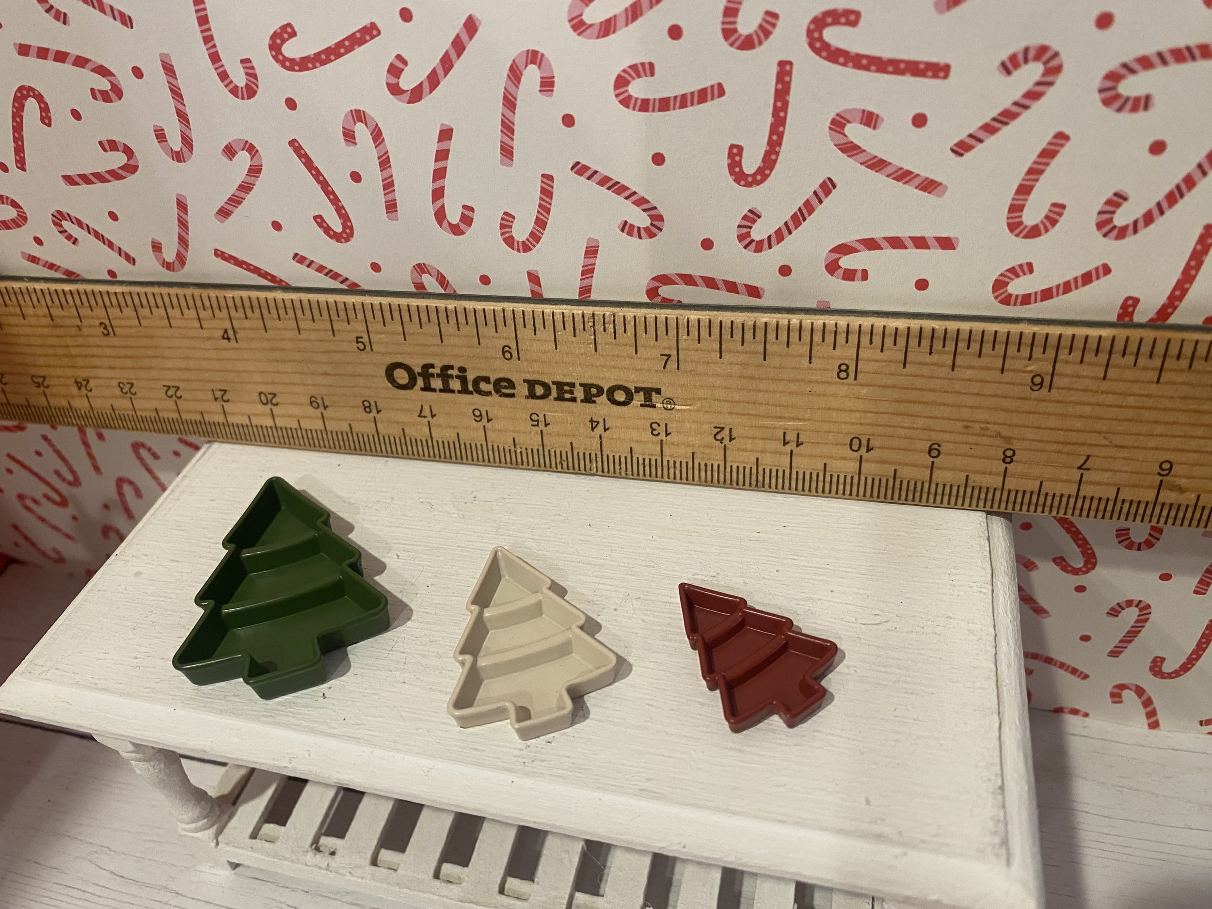 Miniature Christmas Tree Candy Dish, Red, Green, Ivory, 1:12