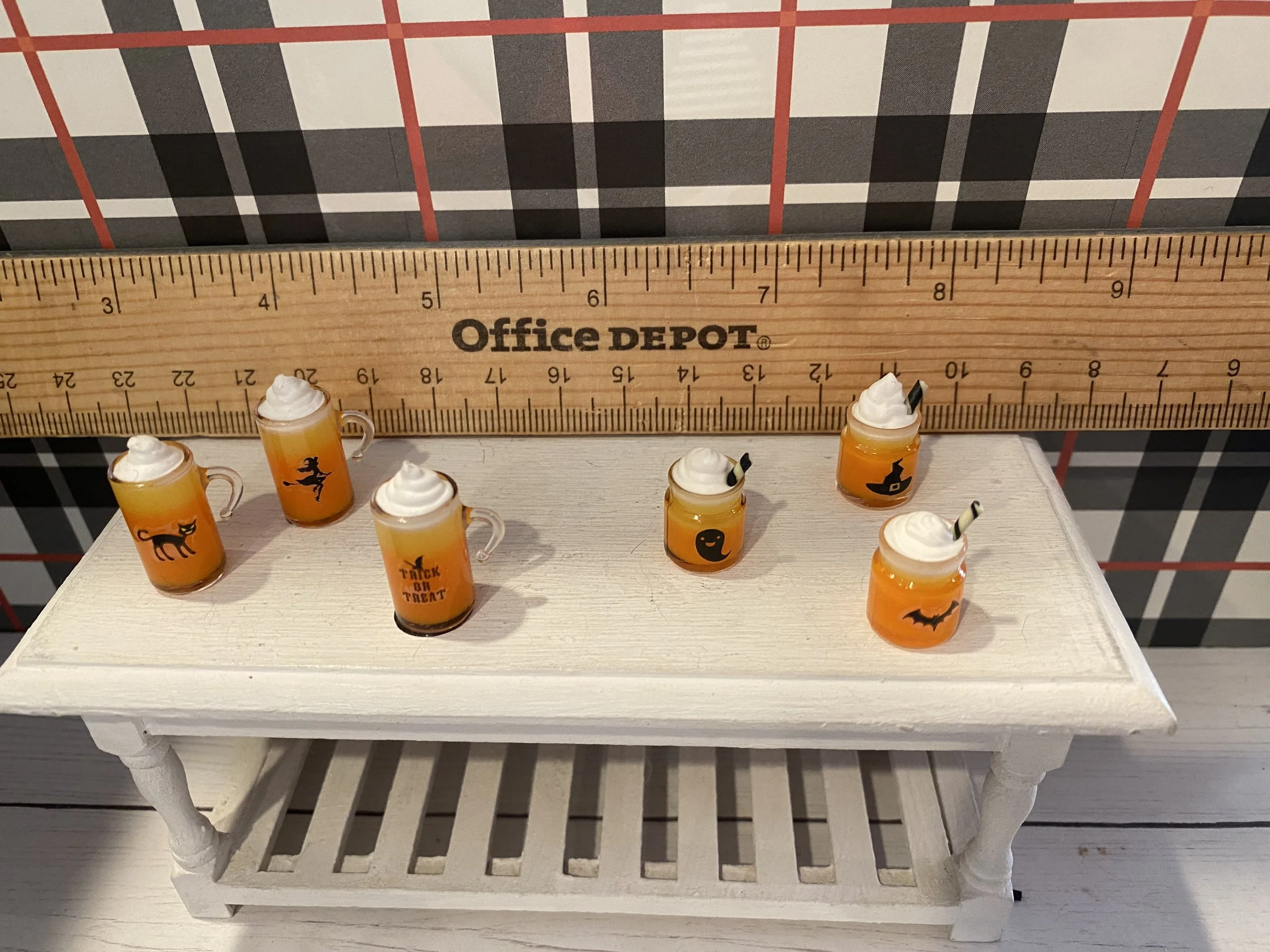 Miniature Candy Corn Drinks, 1:12