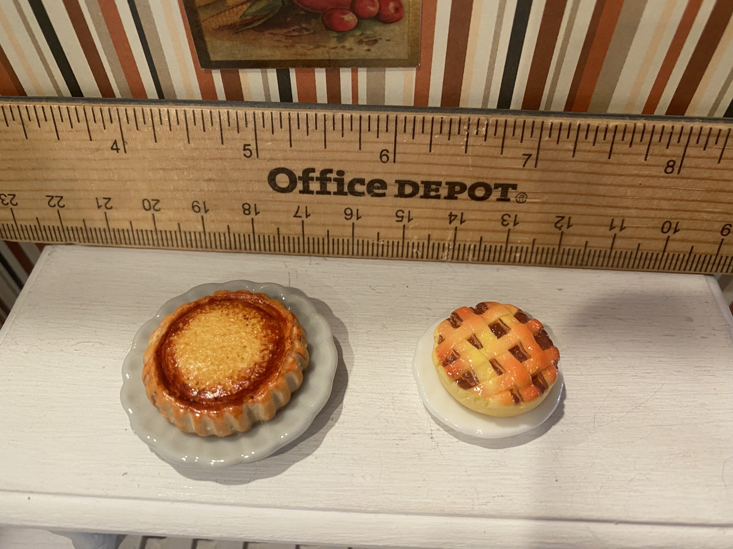 Miniature Pumpkin and Apple Pie, 1:12