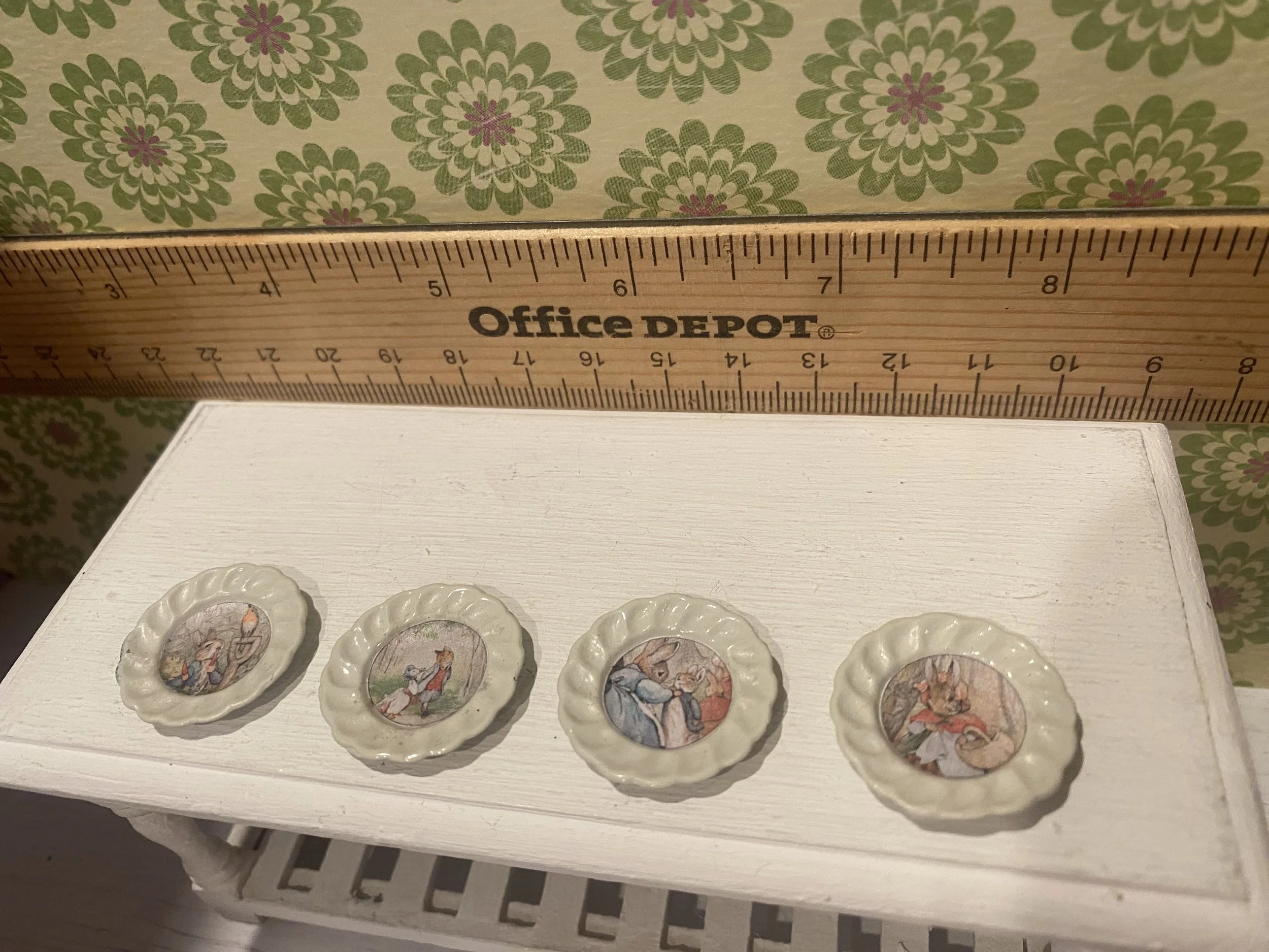 Minaiture Peter Rabbit Plates, 1:12