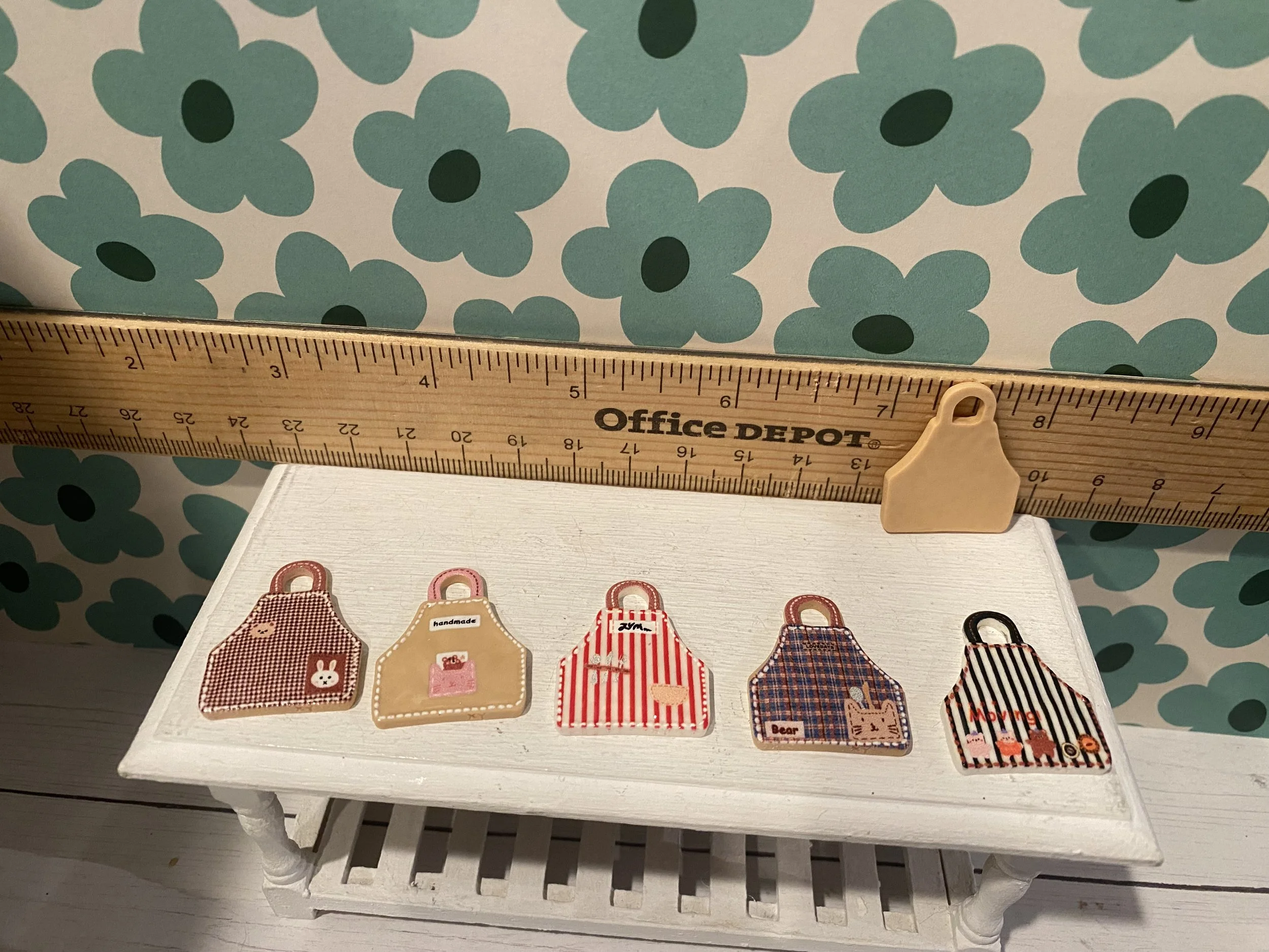Miniature Apron Trinkets, 1:12