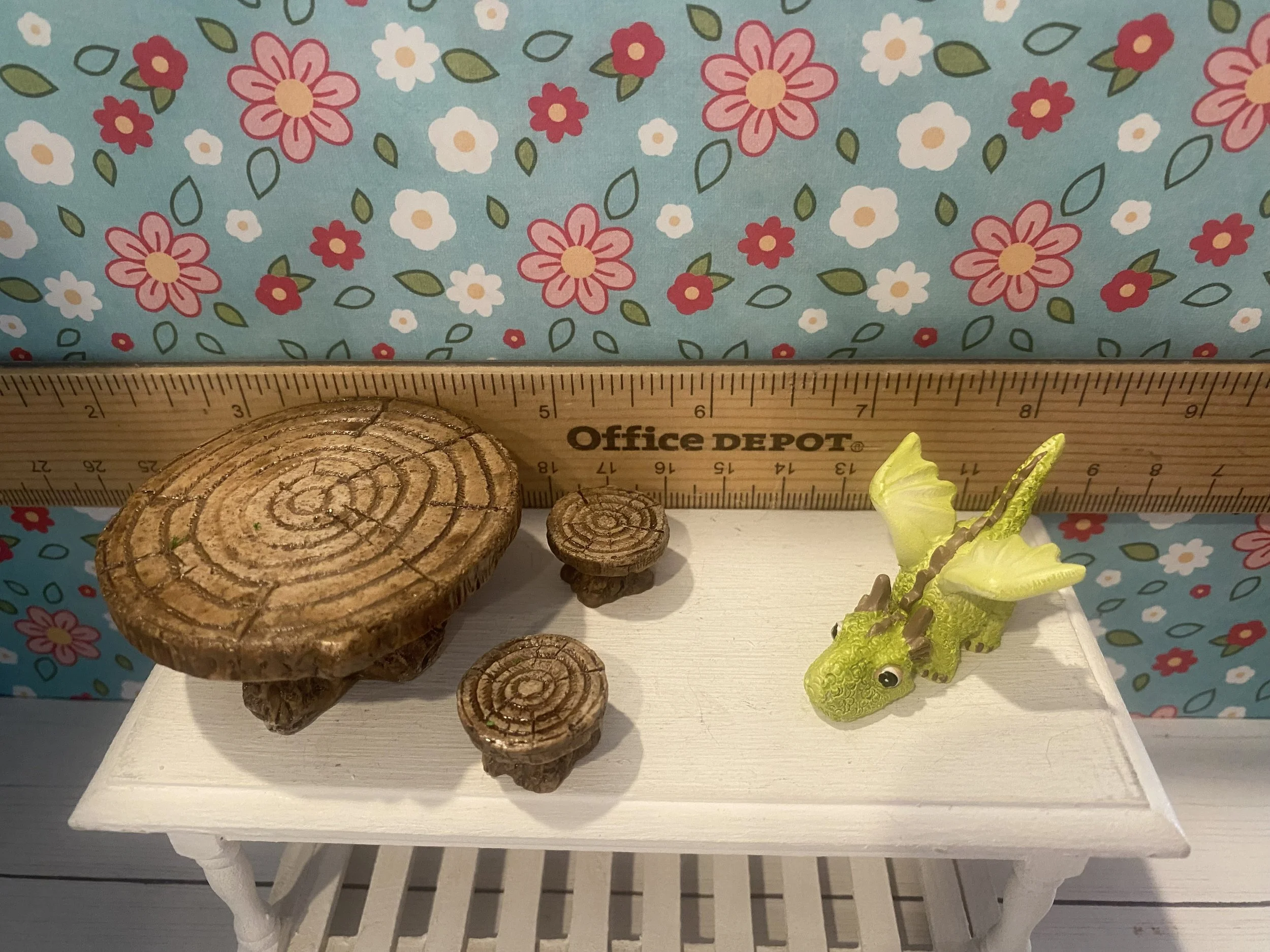 Miniature Stump Table w/2 Stools, Green Dragon, 1:12