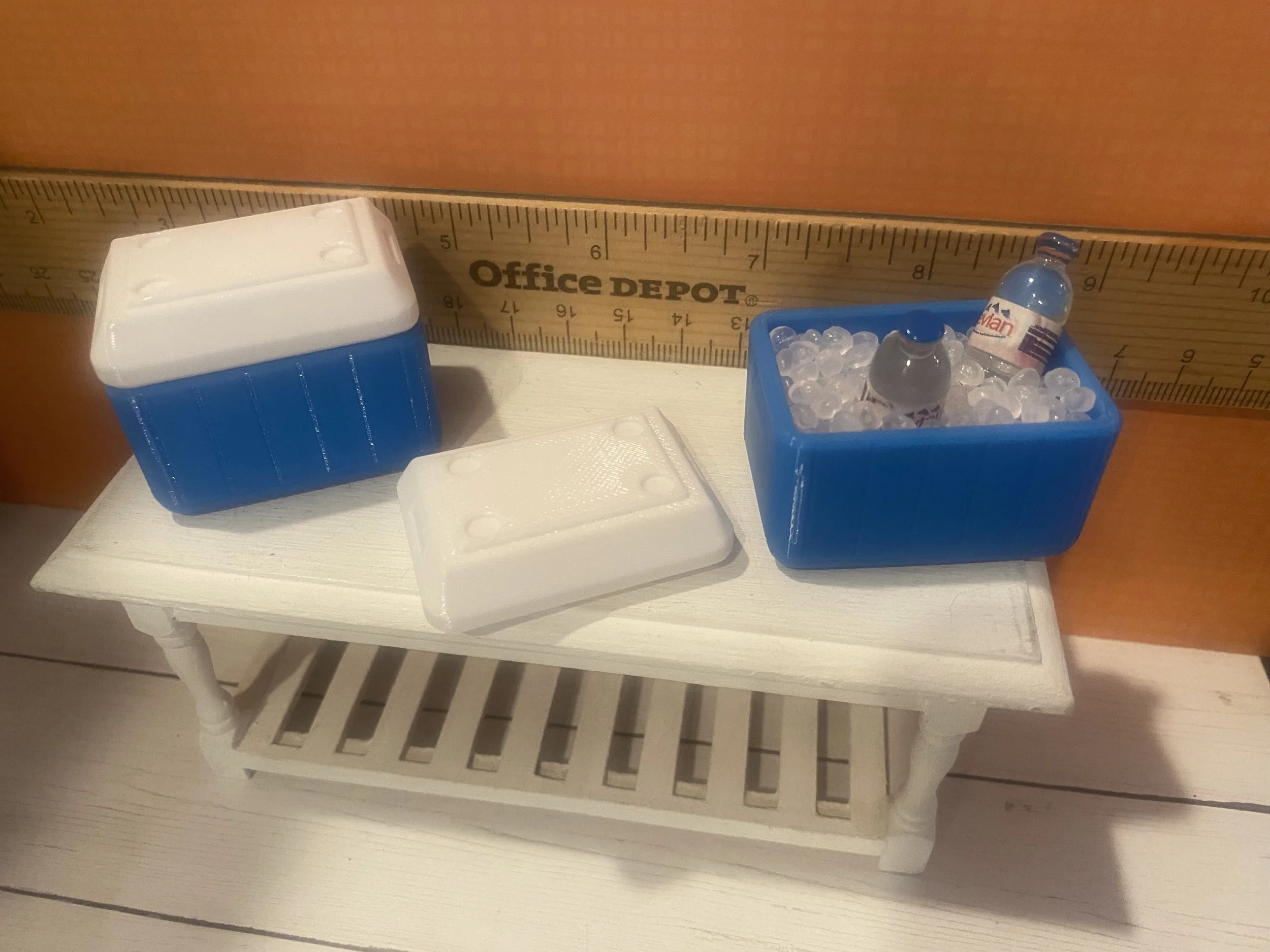 Miniature Ice Chest w/Ice and Water, 1:12