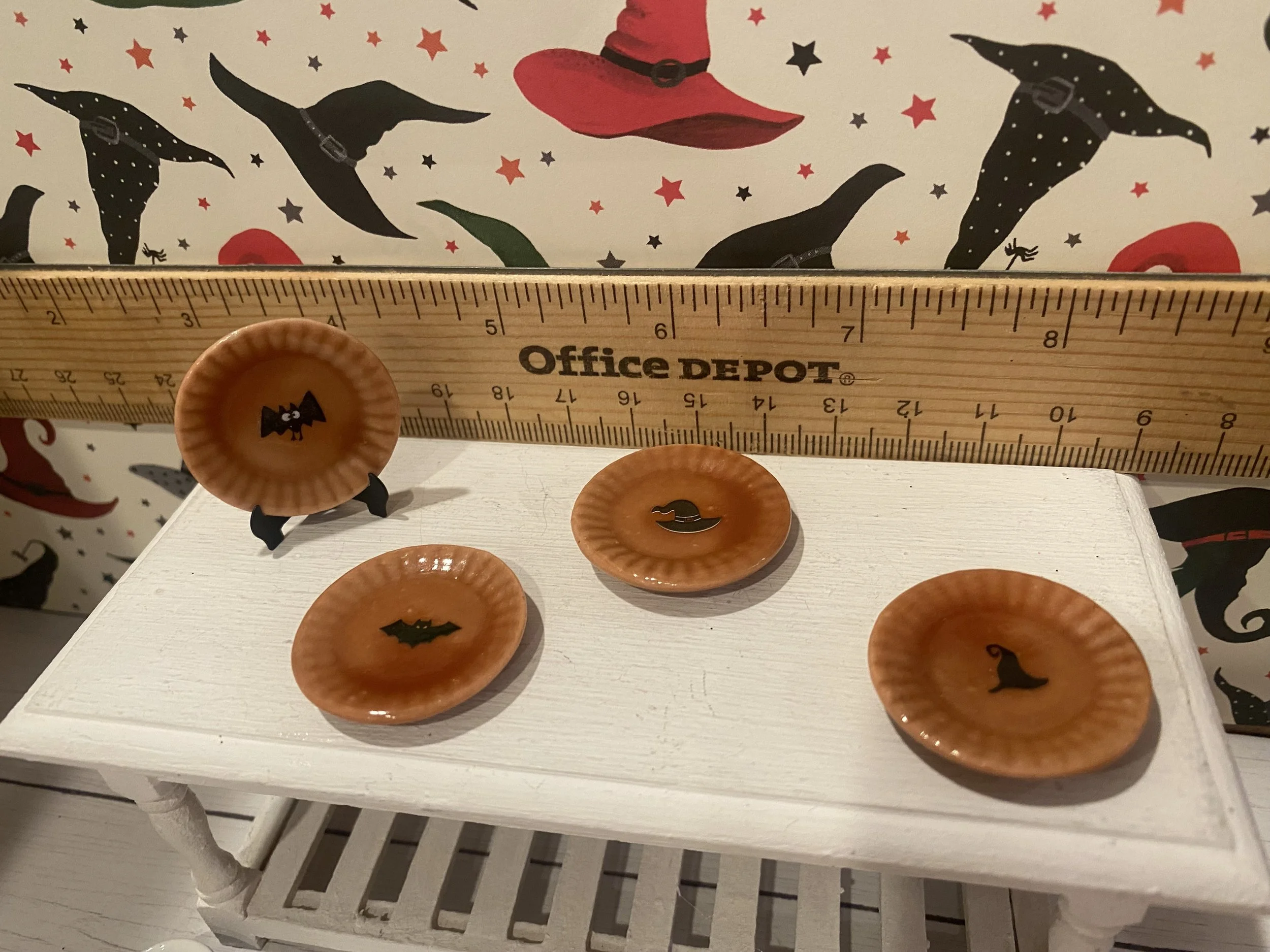 Miniature Orange Halloween Platters, 1:12