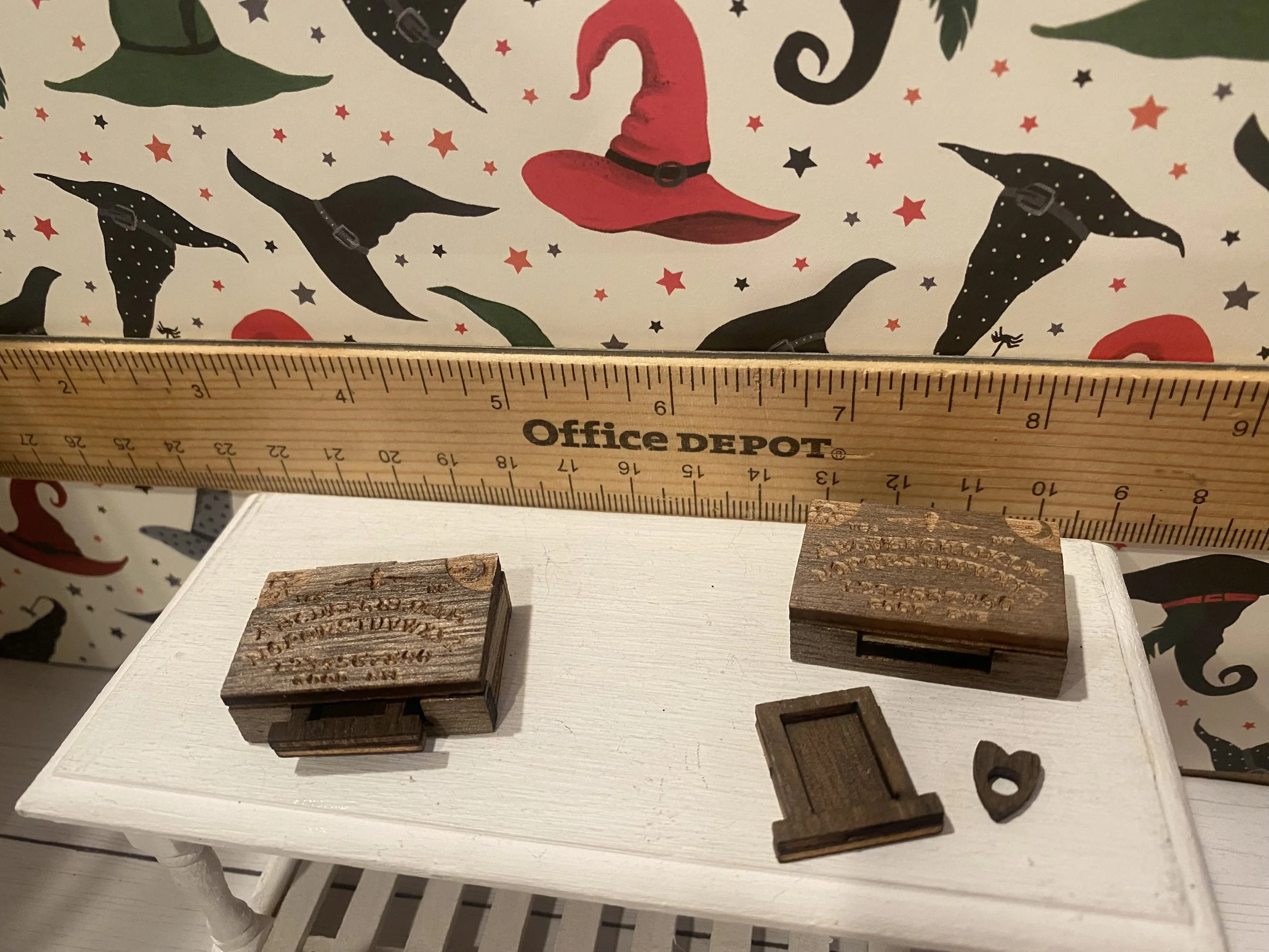 Miniature Ouija Board w/Planchette, 1:12