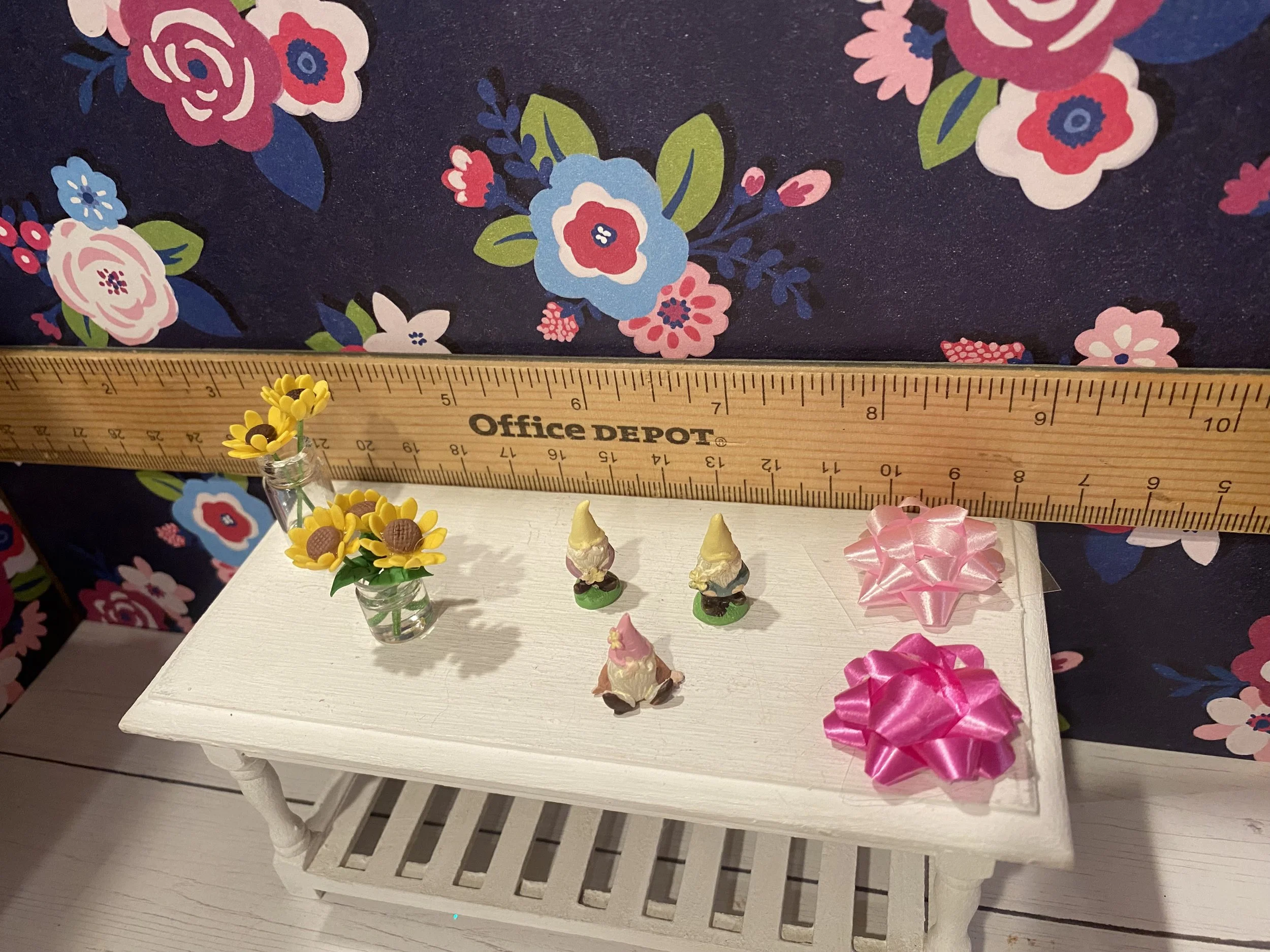 Miniature Yellow Flower Vases, Gnomes, Pink Bows, 1:12