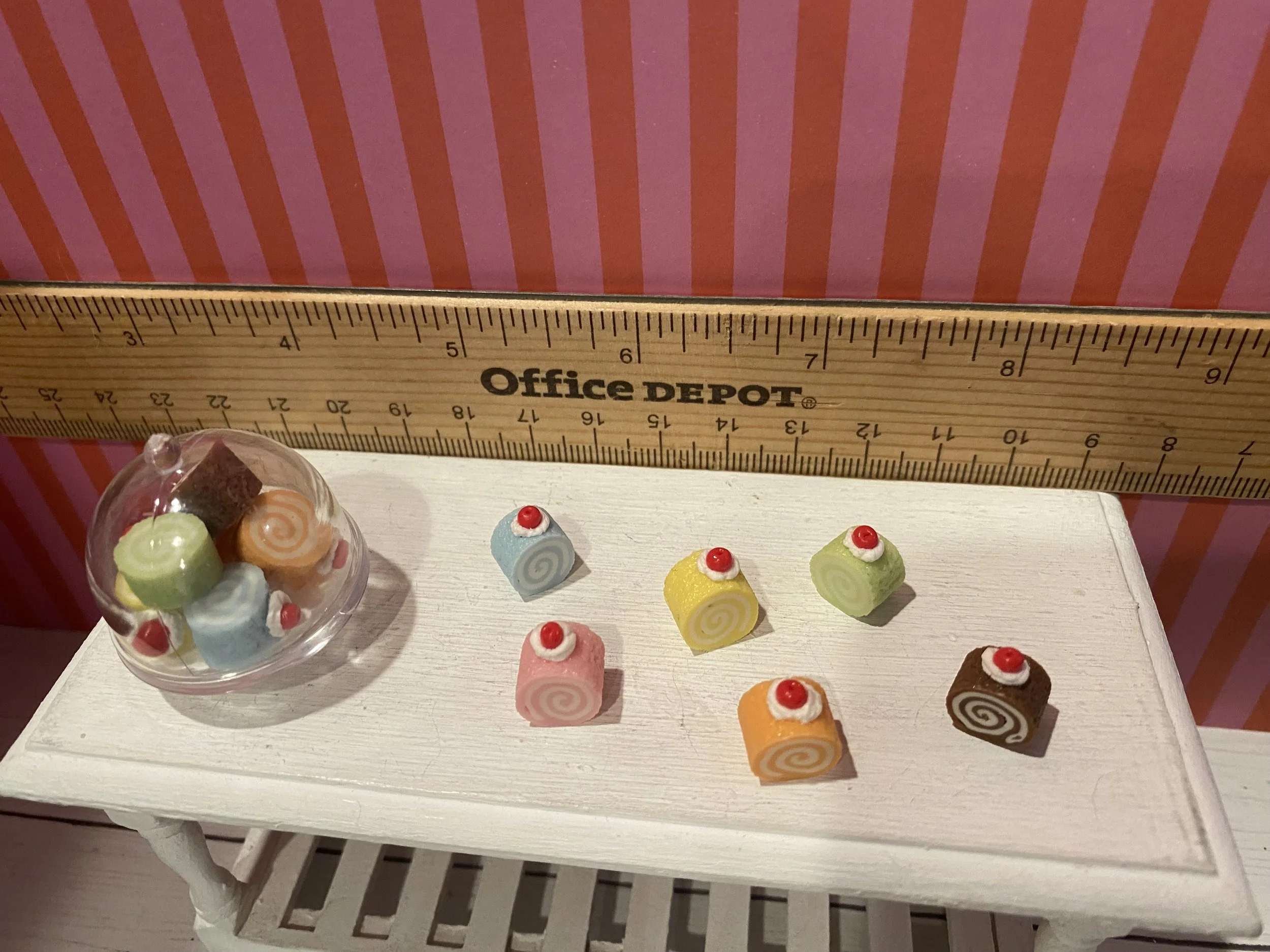 Miniature Clear Dome with Cakes, Assorted Flavors, 1:12