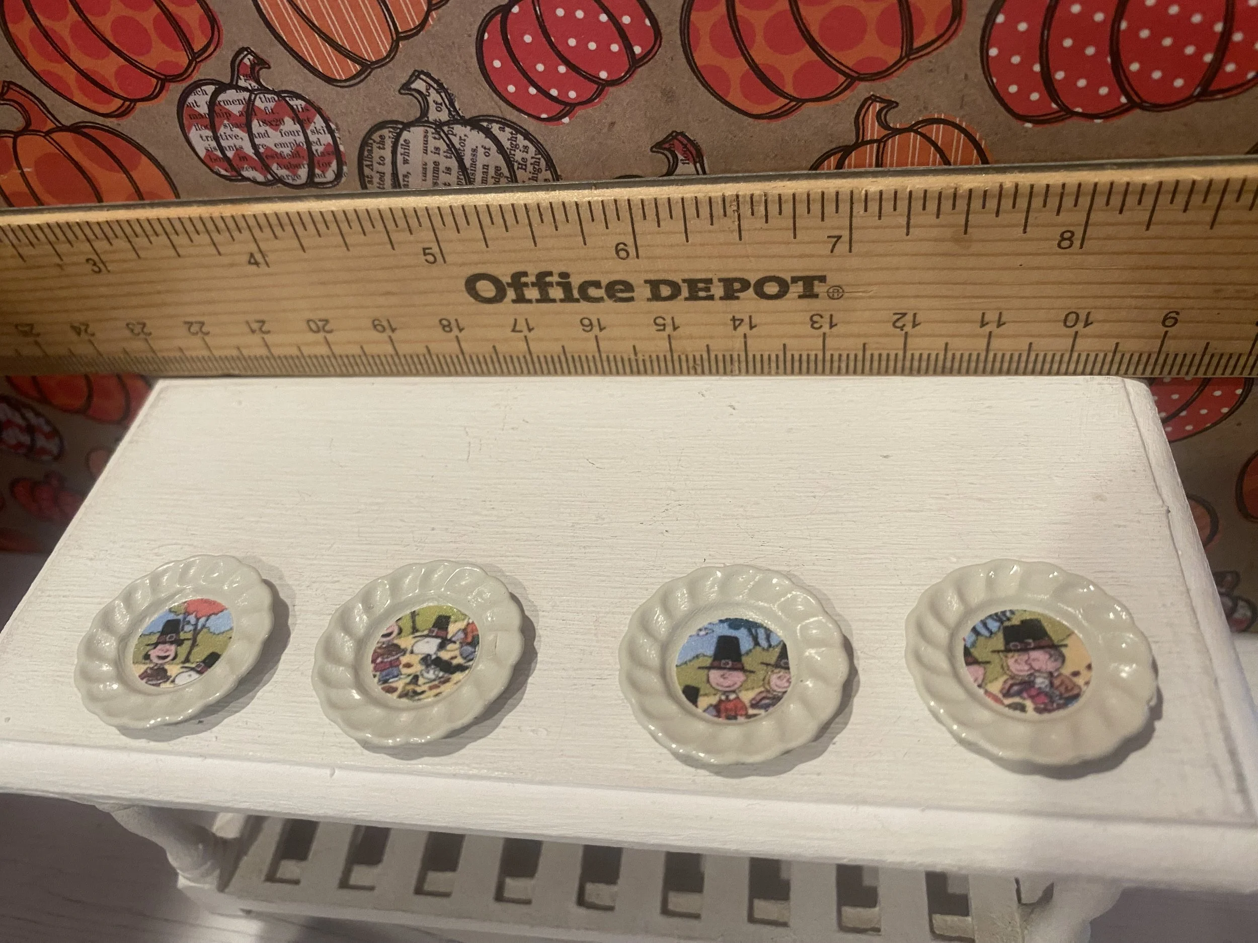 Miniature Peanuts Thanksgiving Plates, 1:12
