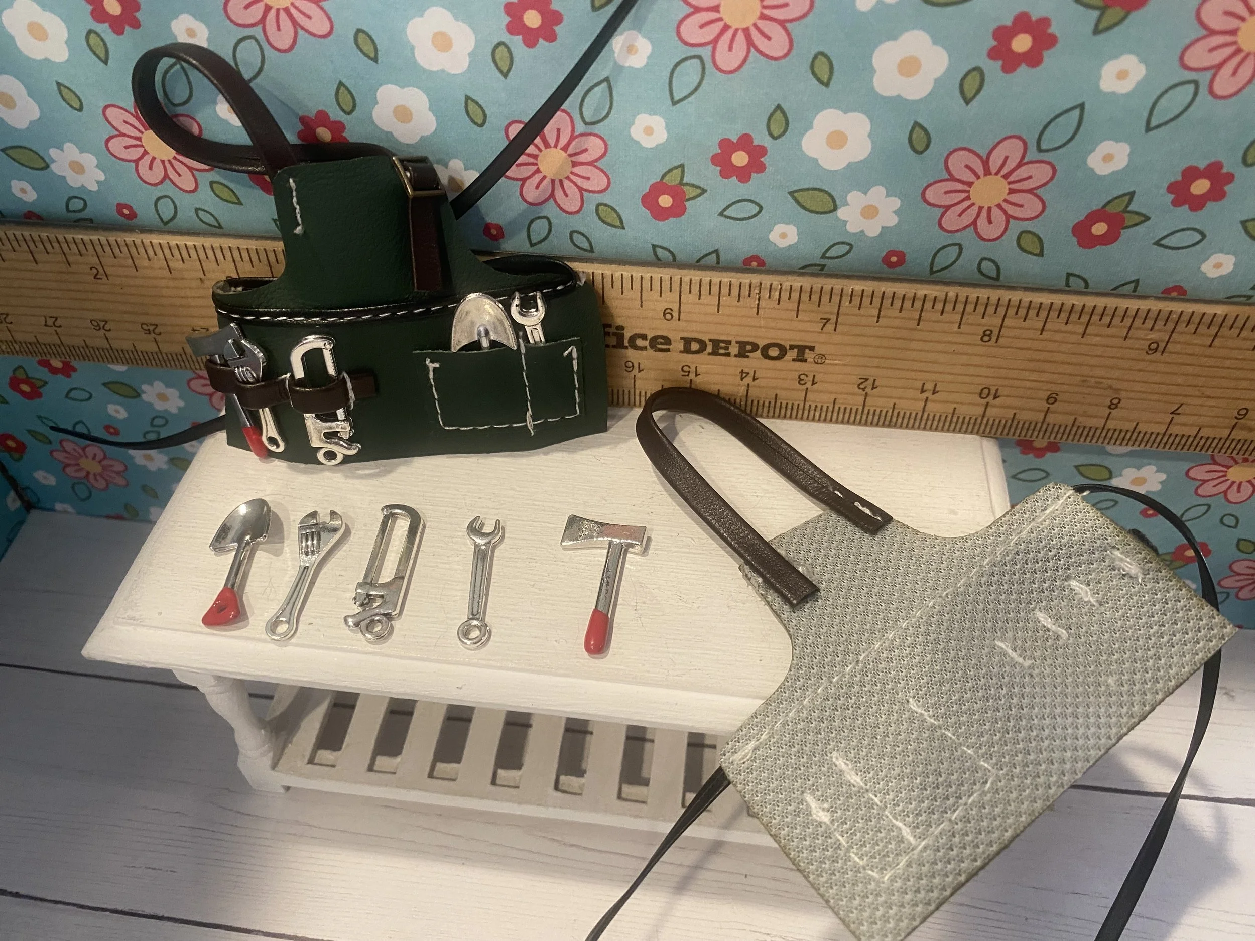 Miniature Garden Apron w/Tools, 1:12