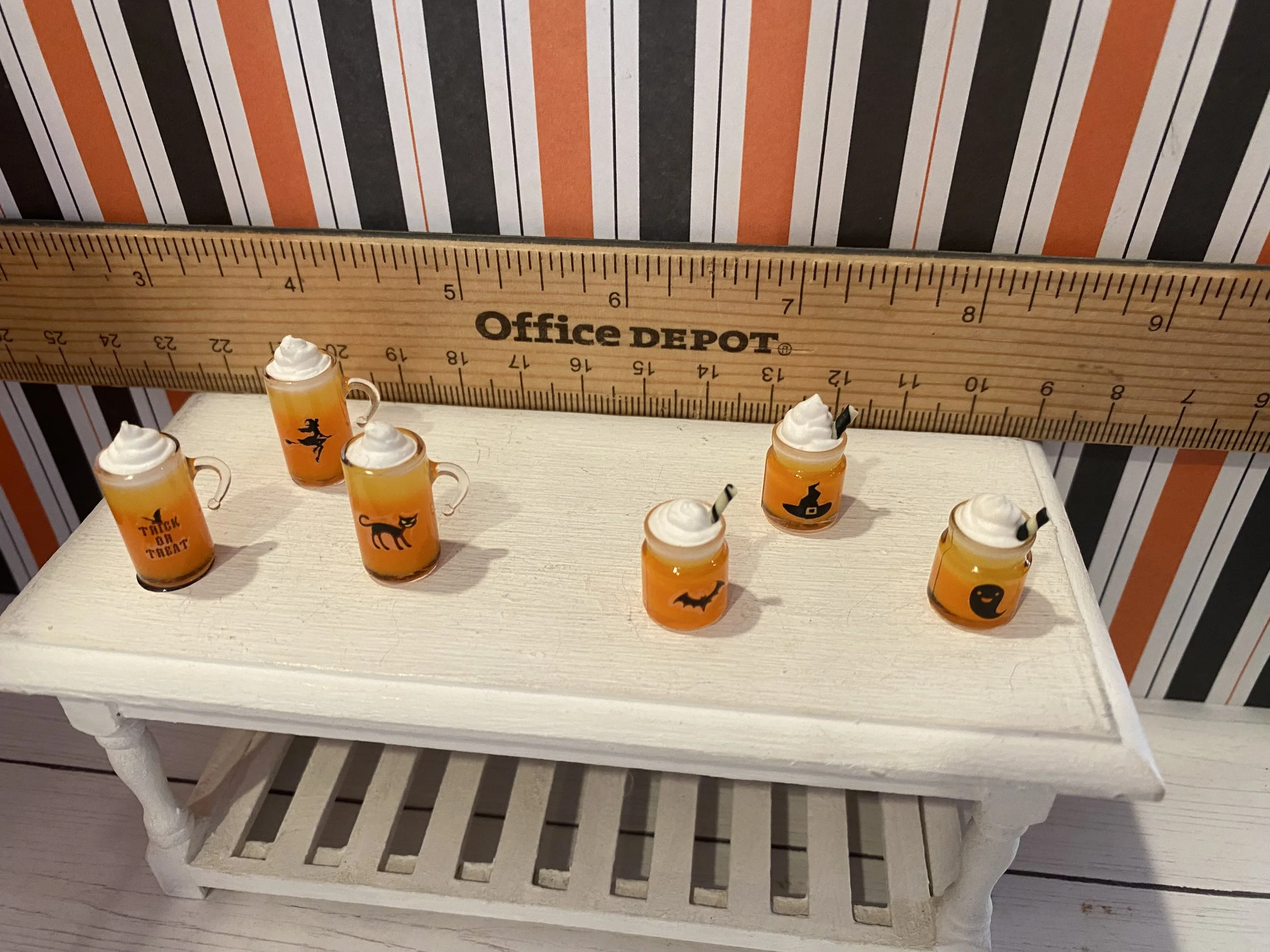 Miniature Candy Corn Drinks, 1:12