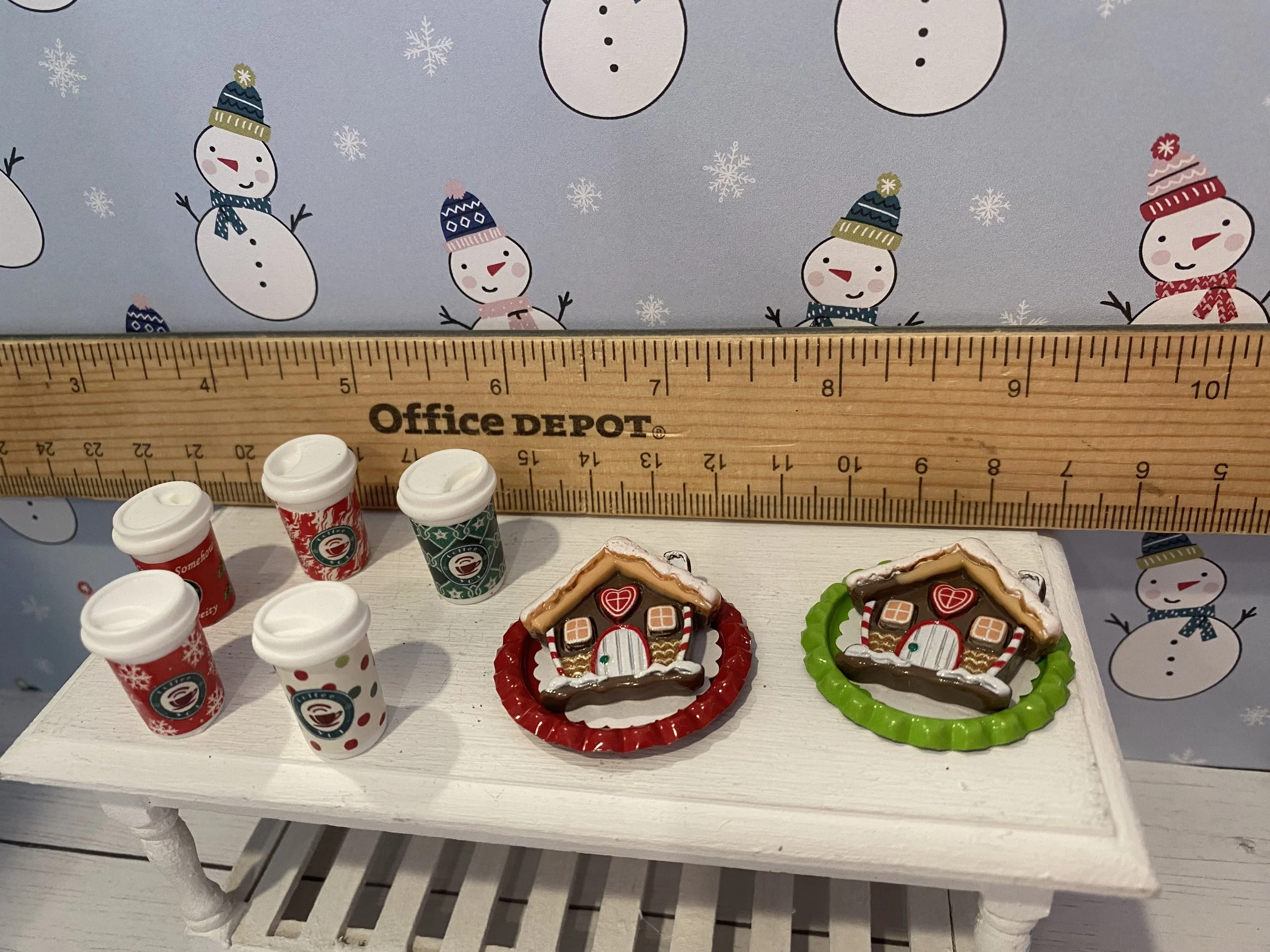 Miniature Christmas Cocoa and Coffe in To-Go Cups, Flat Gingerbread Houses on Trays, 1:12