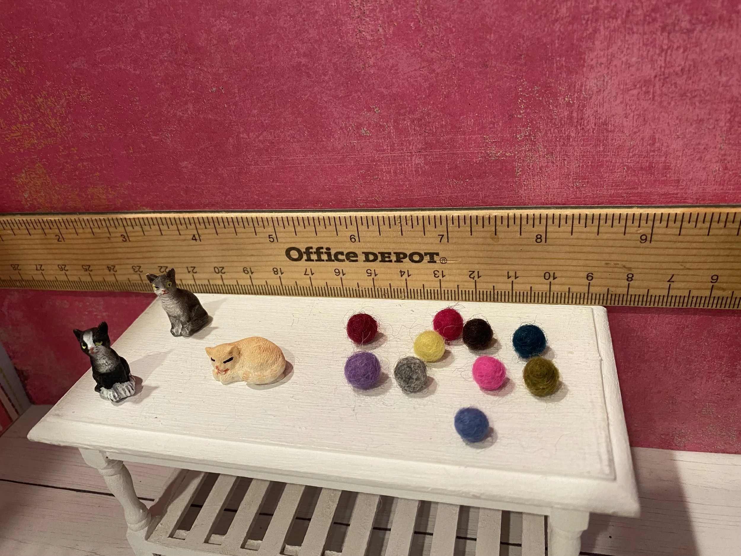 Miniature Cat Figures, Balls of Yarn, Assorted Colors, 1:12