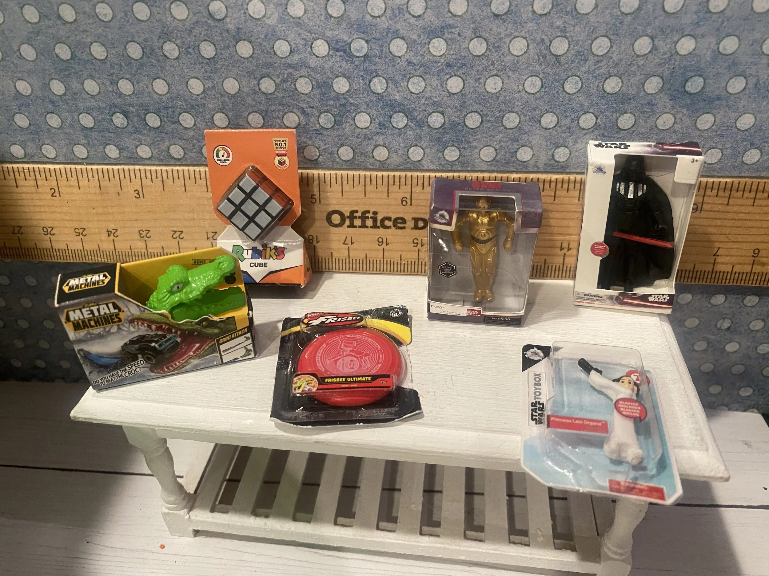 Miniature Crocodile Metal Machine Toy, Rubik's Cube, Red Frisbee, C3PO, Darth Vadar, Princess Leia Micro Toys, 1:12