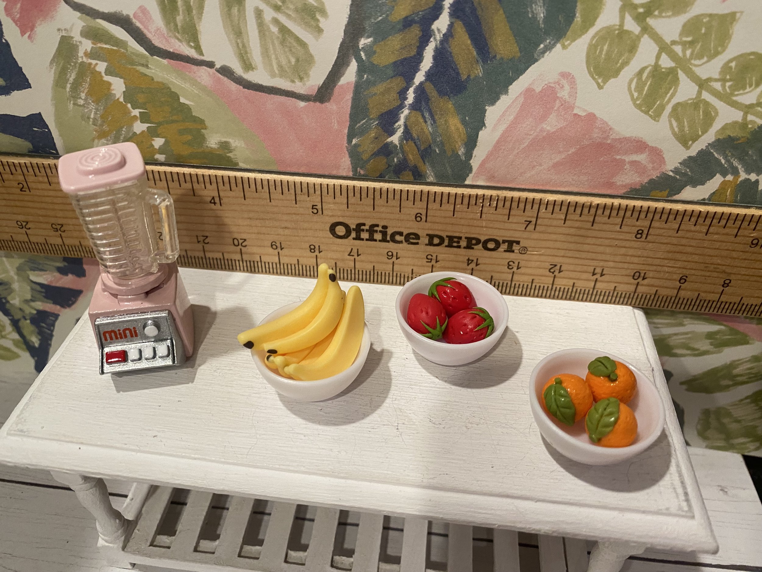 Miniature Blender, White Bowls w/Fruit, 1:12