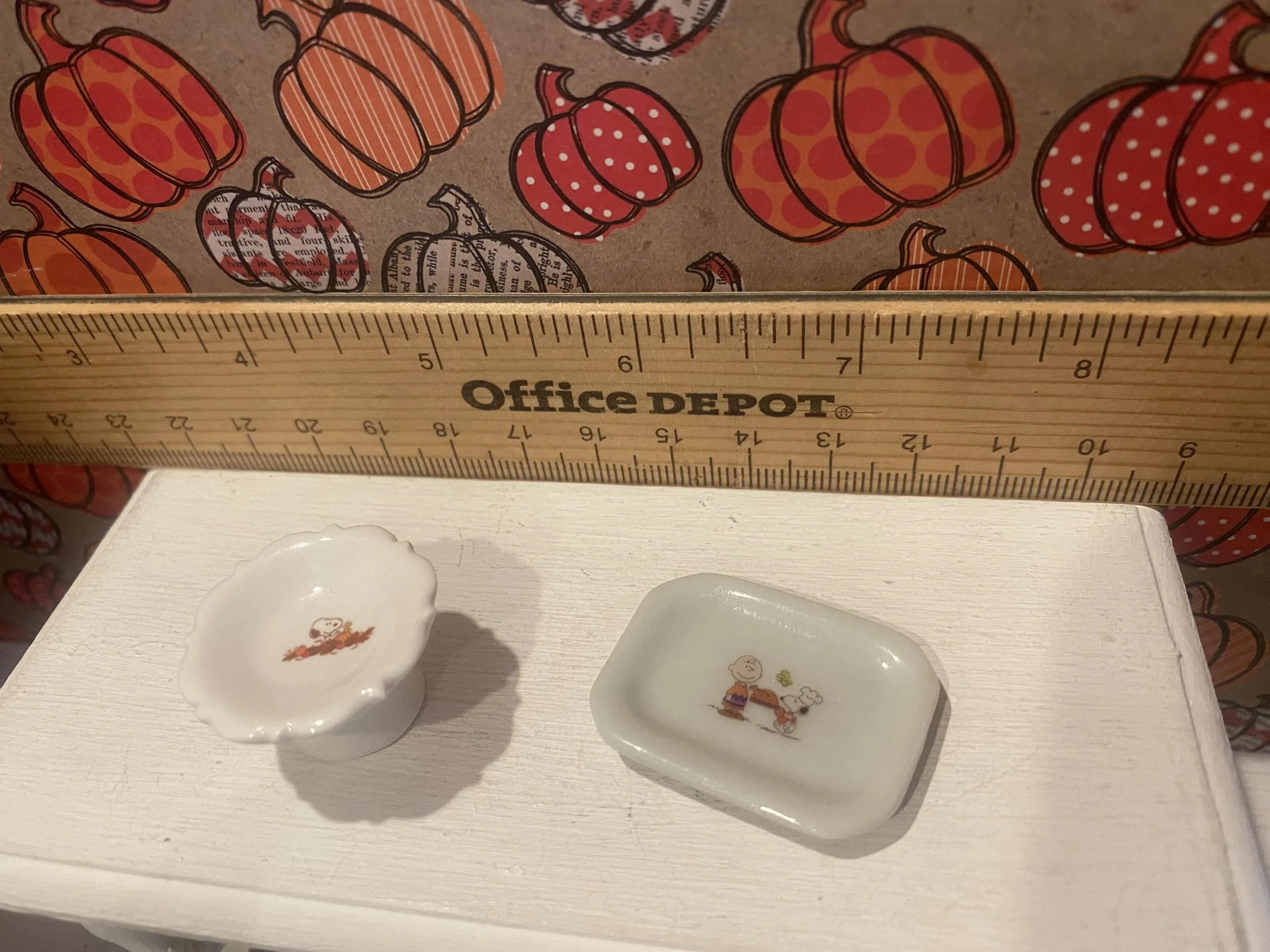 Miniature Peanuts Thanksgiving Cake Plate and Platter, 1:12