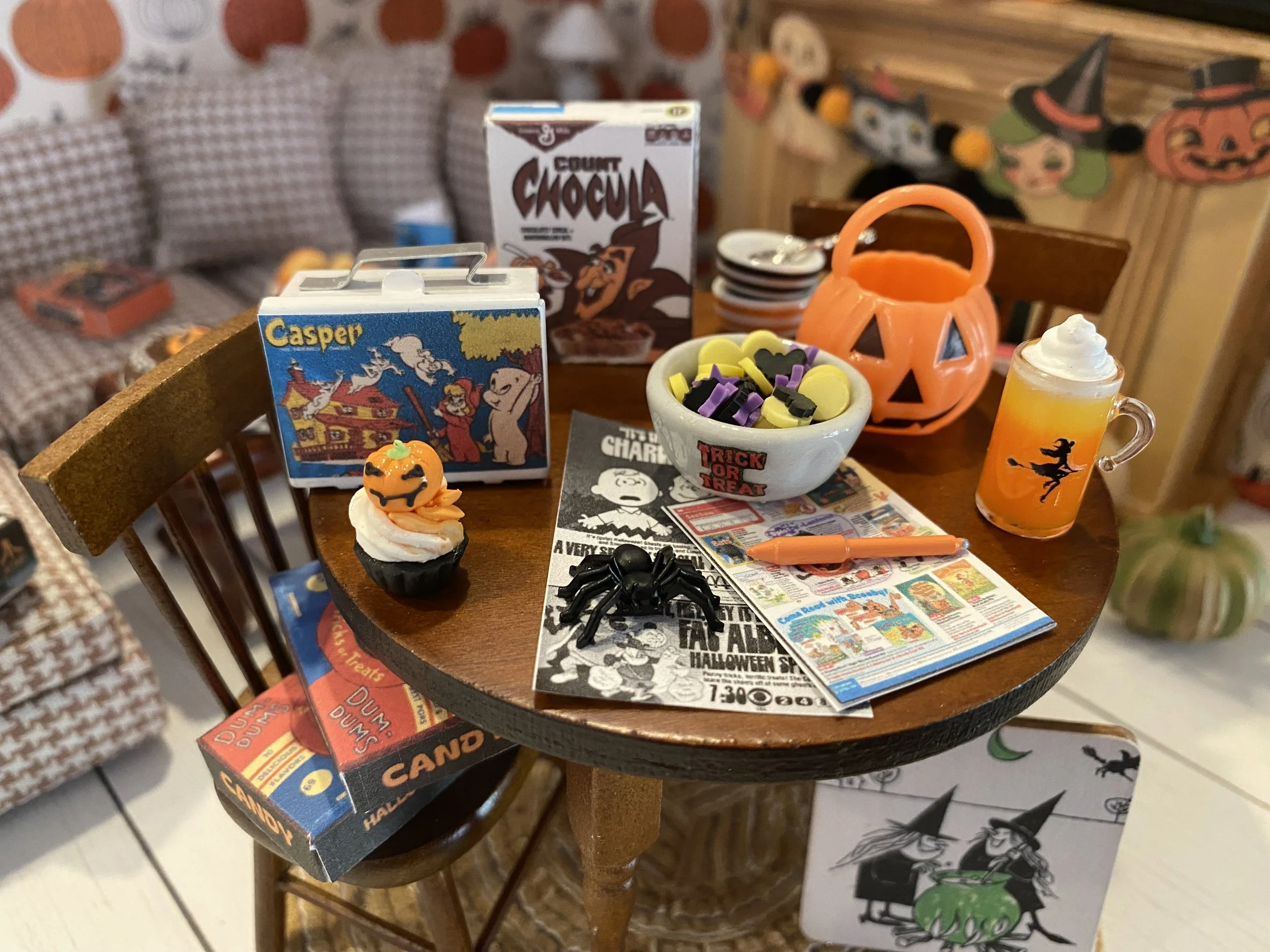 Miniature Vintage 80's Halloween, Neighborhood Fun & Spooky Accessories, 1:12