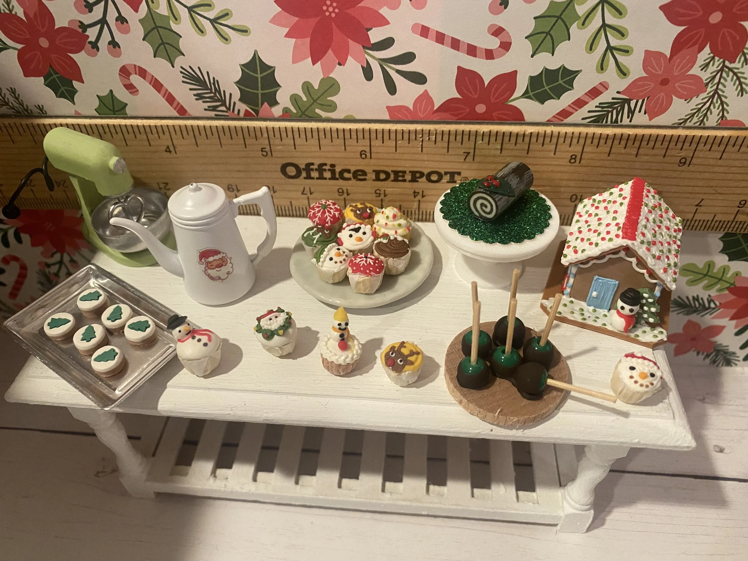 Miniature Christmas Green Mixer, Cupcakes, Cakes, Chocolate Christmas Apples, Cookies, Gingerbread House, Santa Carafe, 1:12