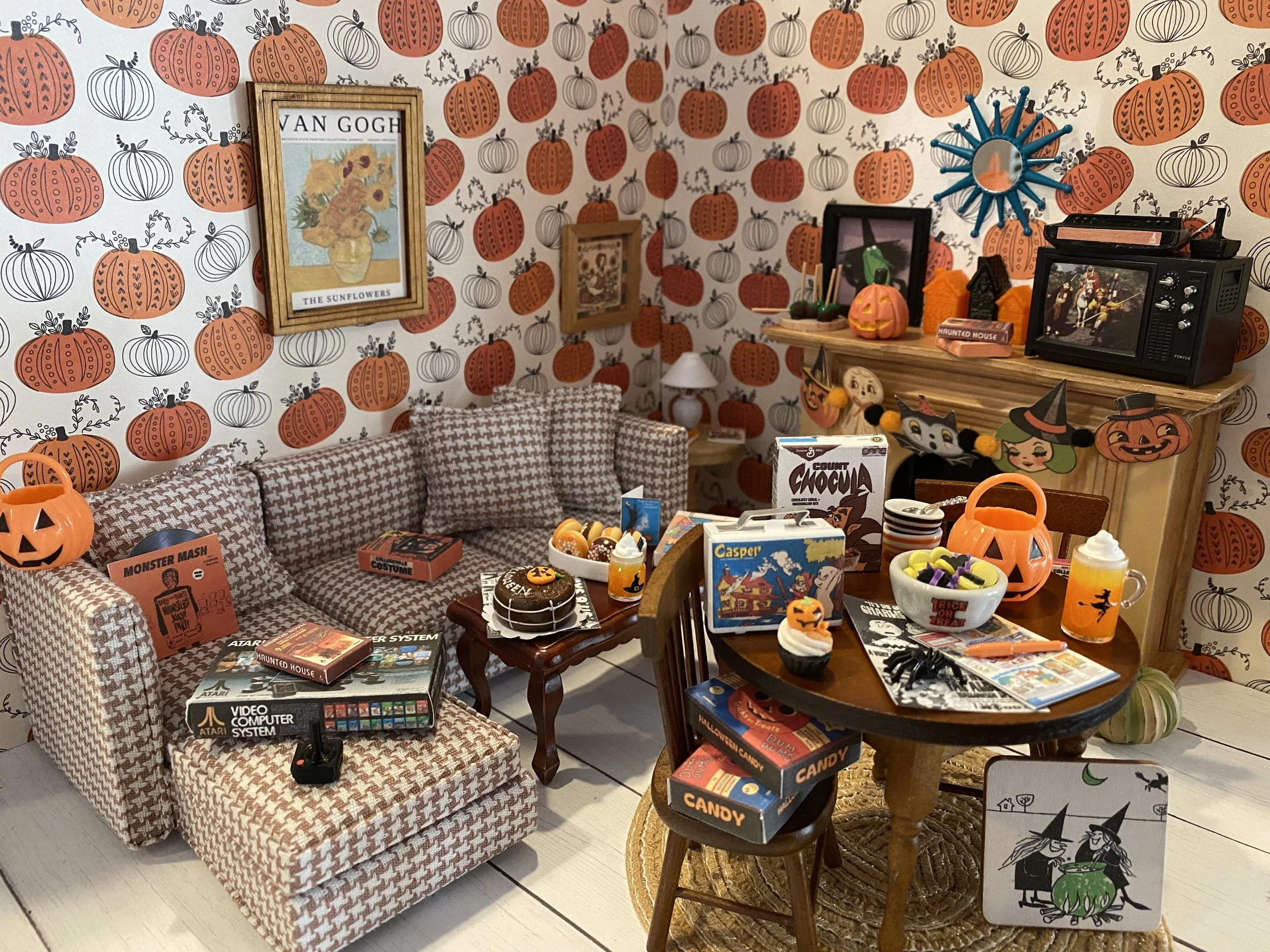 Miniature Vintage 80's Halloween, Neighborhood Fun & Spooky Accessories, 1:12