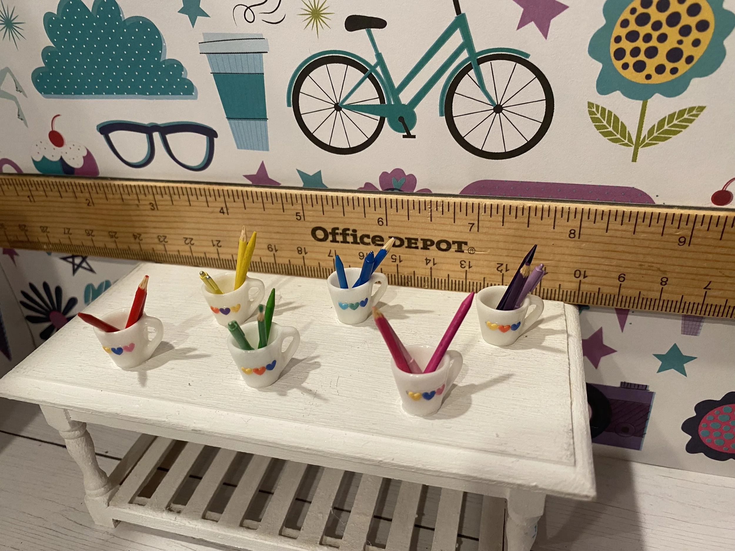 White Plastic Mugs with Various Colored Pen, Pencil and Crayon, Assorted Colors, 1:12