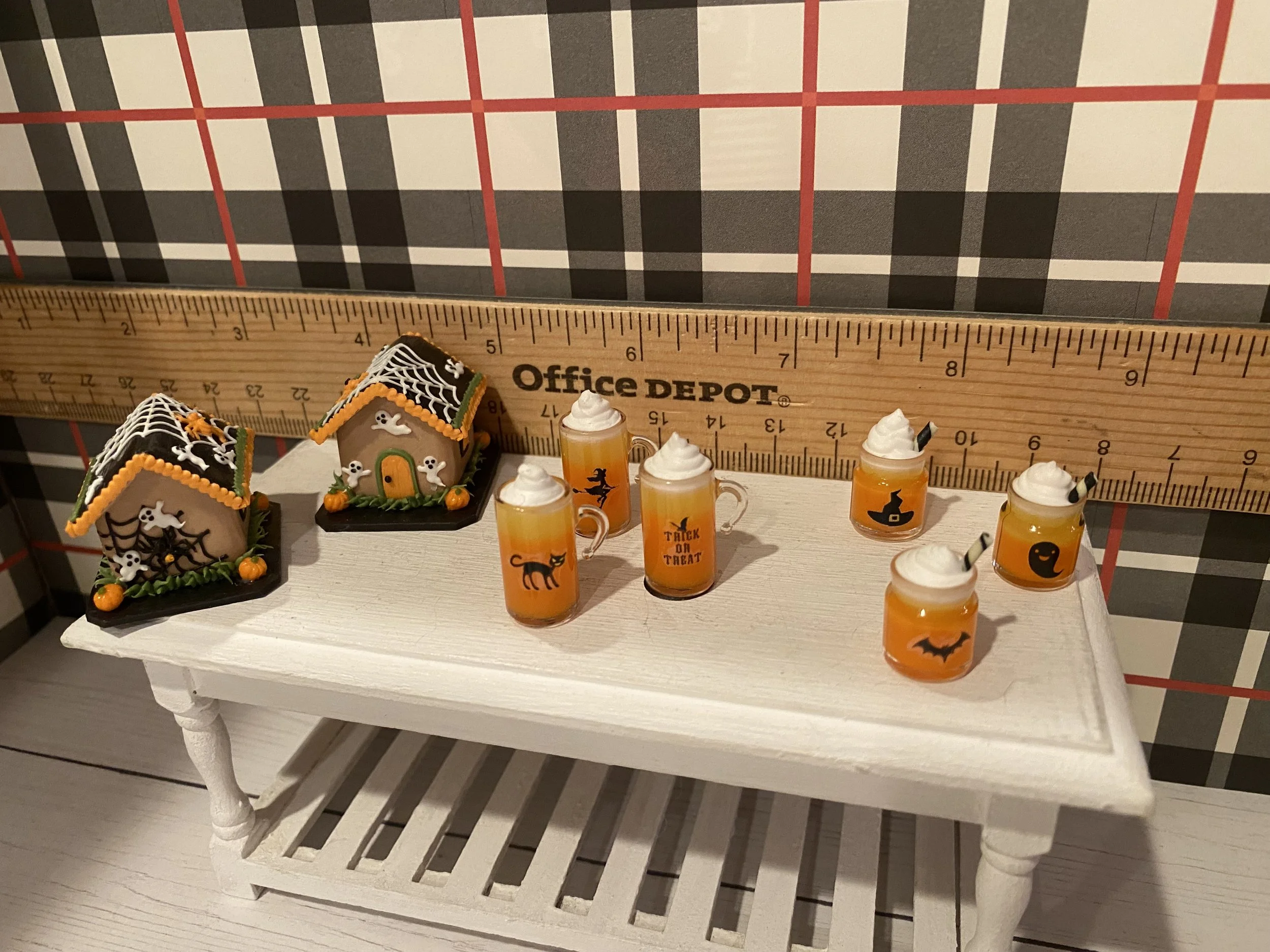 Miniature Halloween Gingerbread House, Candy Corn Beverages, 1:12