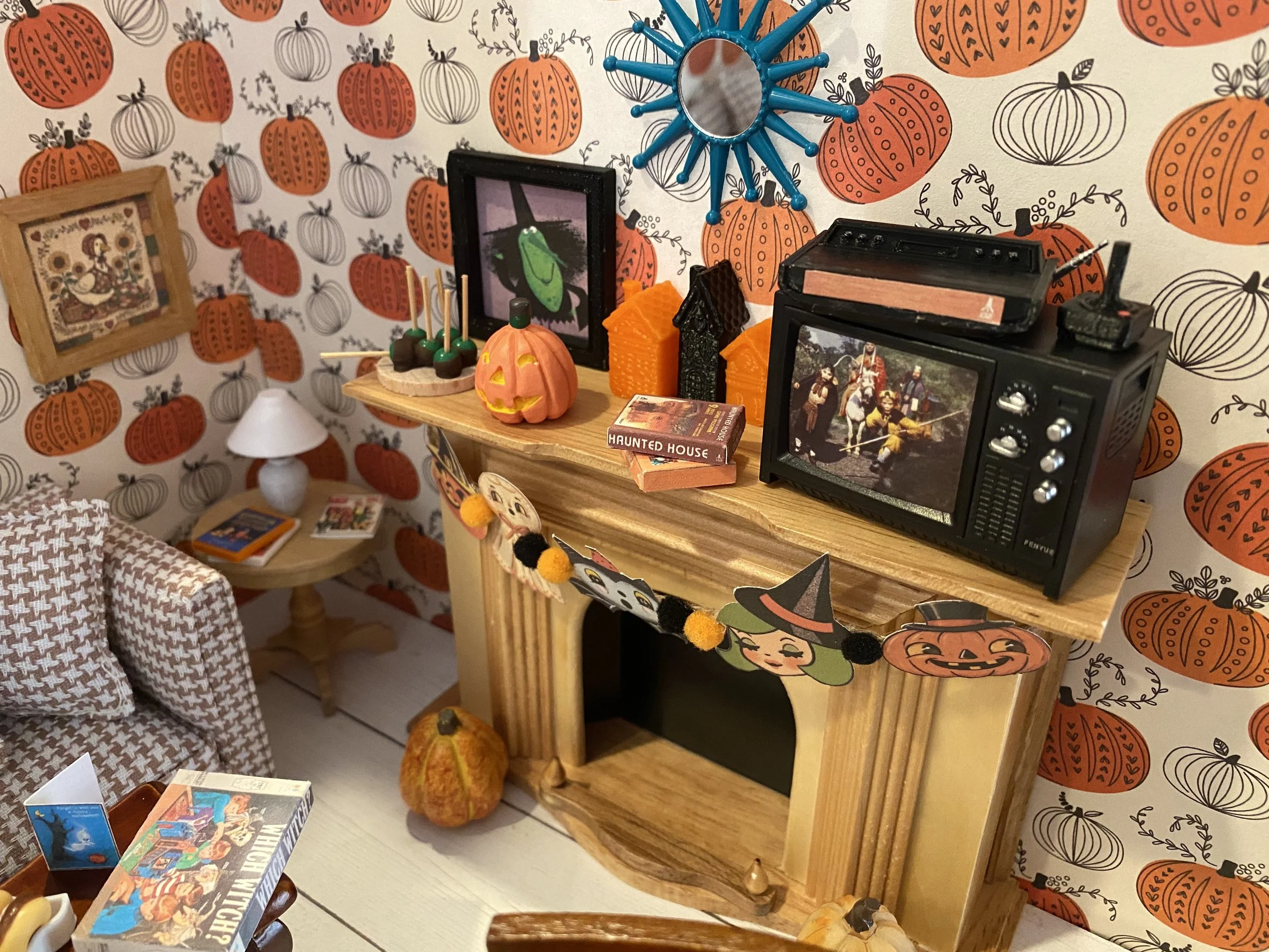 Miniature Vintage 80's Halloween, Neighborhood Fun & Spooky Accessories, 1:12