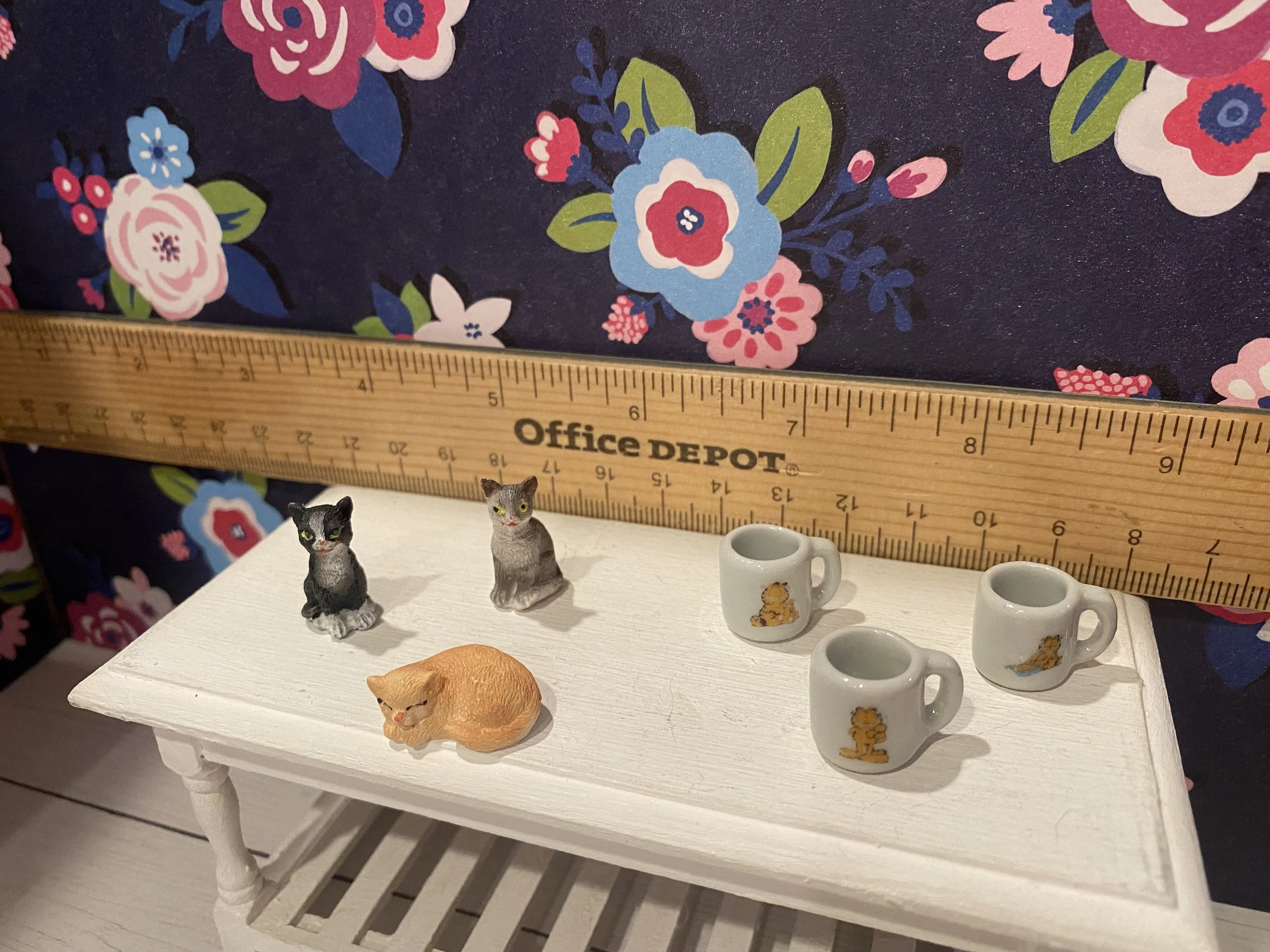 Miniature Cat Figurines, Garfield Mugs, 1:12