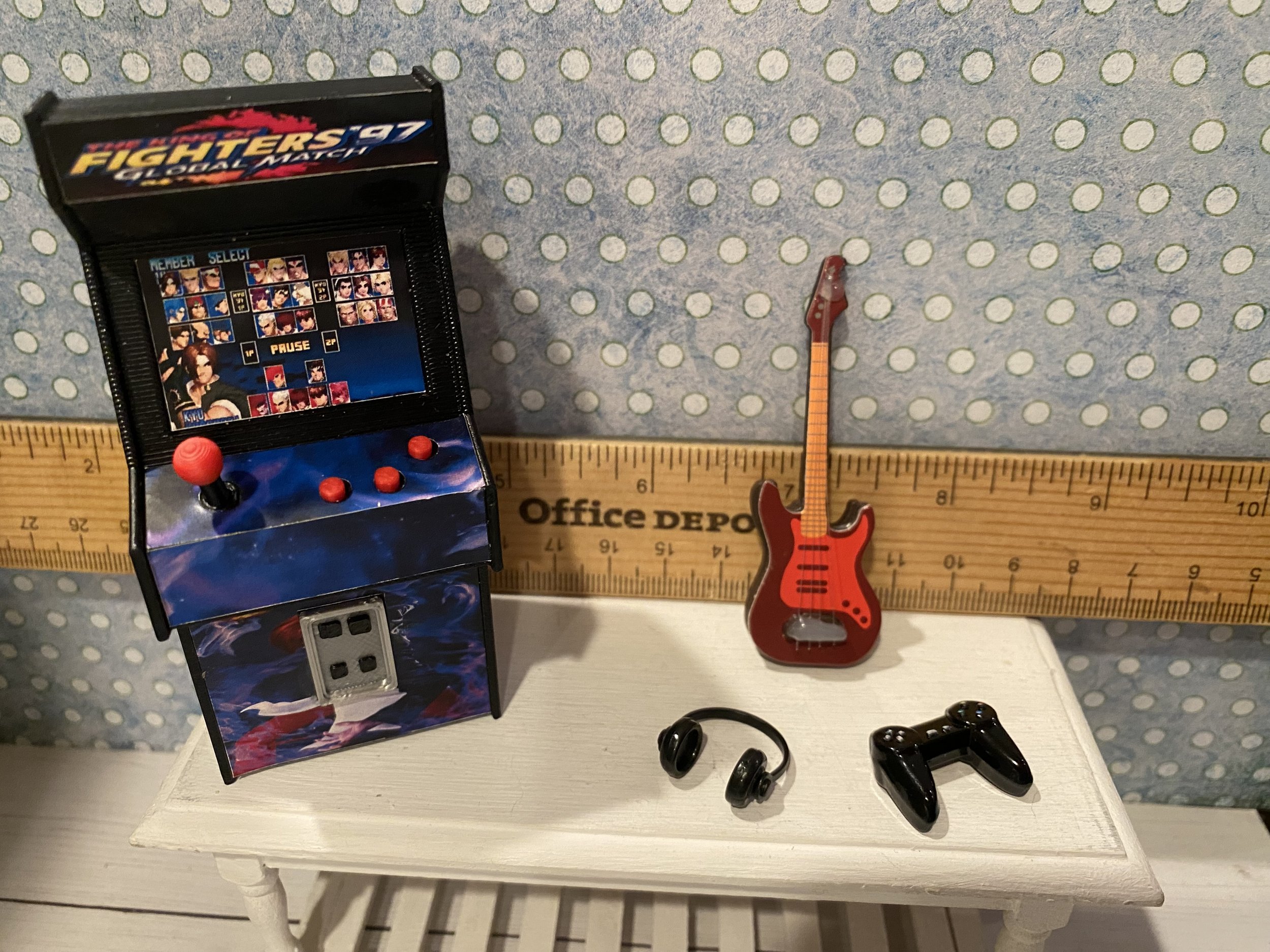 Miniature Stand-Up Arcade Game, Guitar, Headphones, Game Controller, 1:12