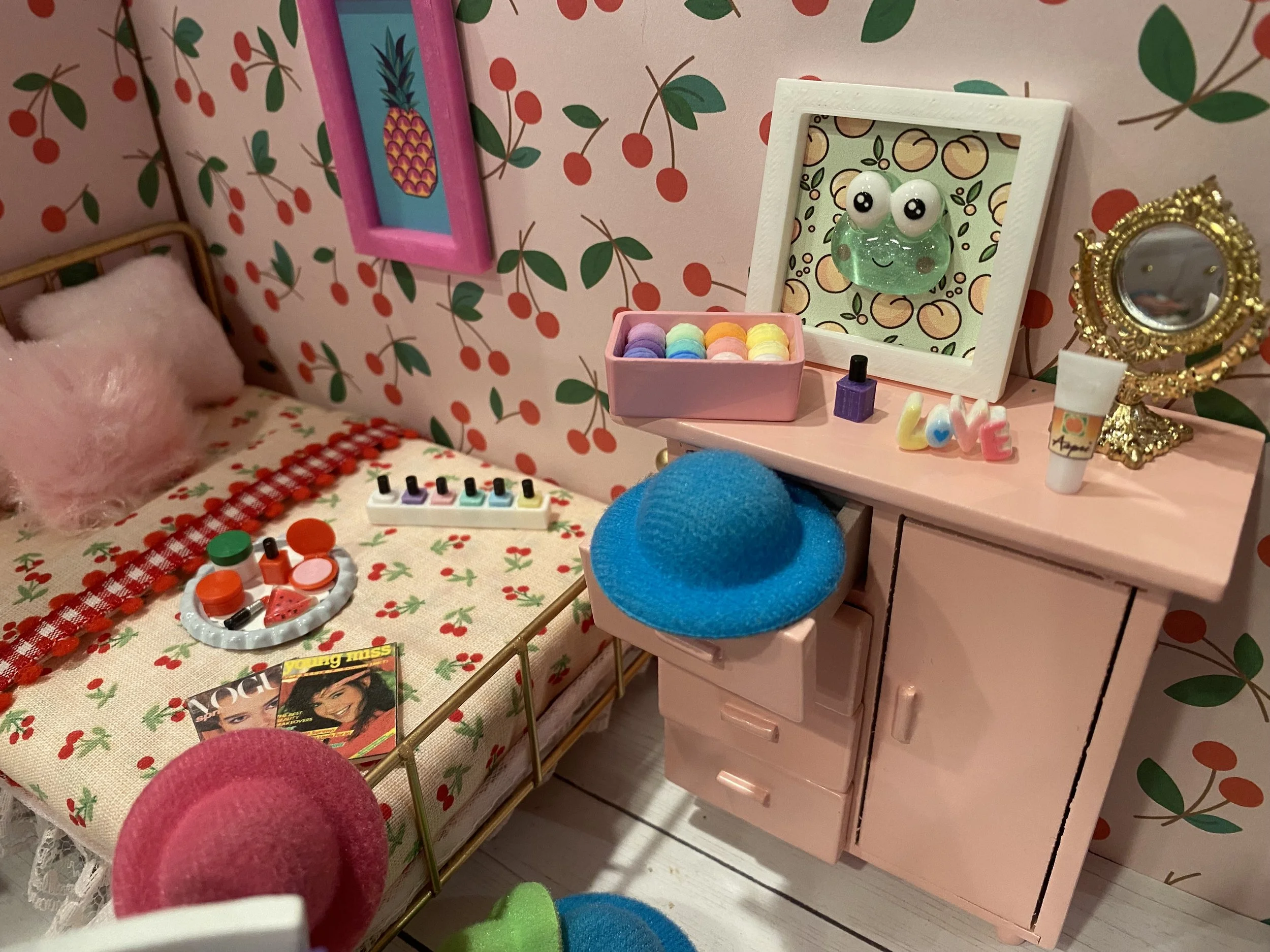 Miniature Tutti-Fruitti Make-Up Collections, Dollhouse Beauty Accessories, 1:12