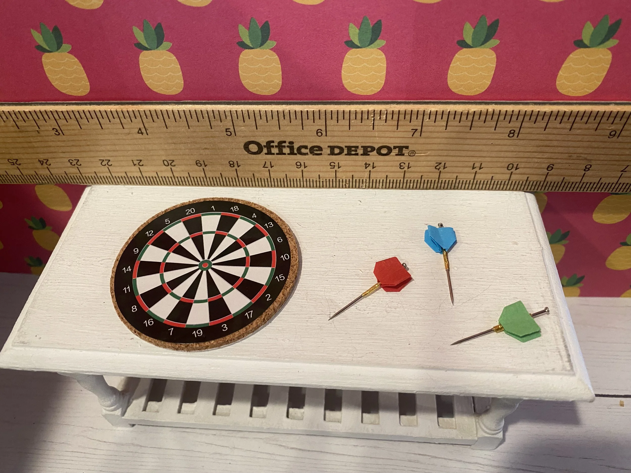 Miniature Dartboard w/3 Darts, 1:12