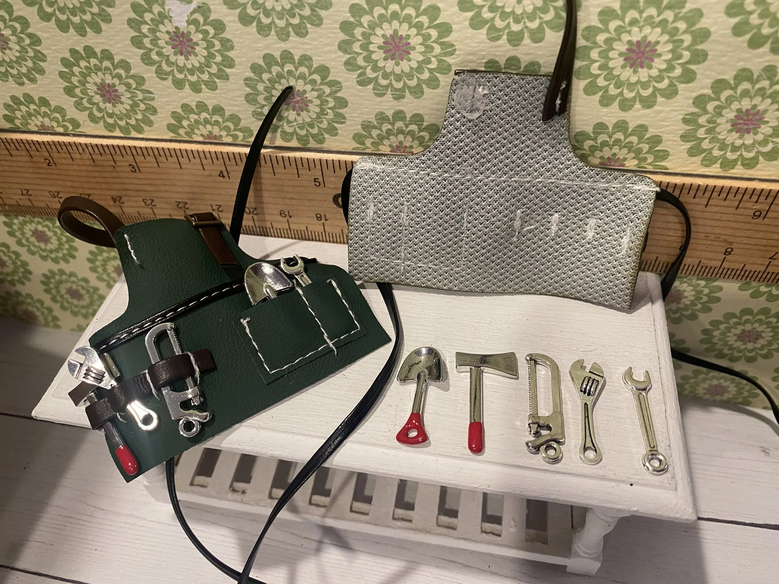 Miniature Gardening Apron w/Tools, 1:12