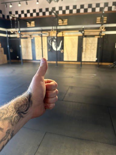 CrossFit vs. Traditional Gyms: What’s the Difference and Which Is Right for You?