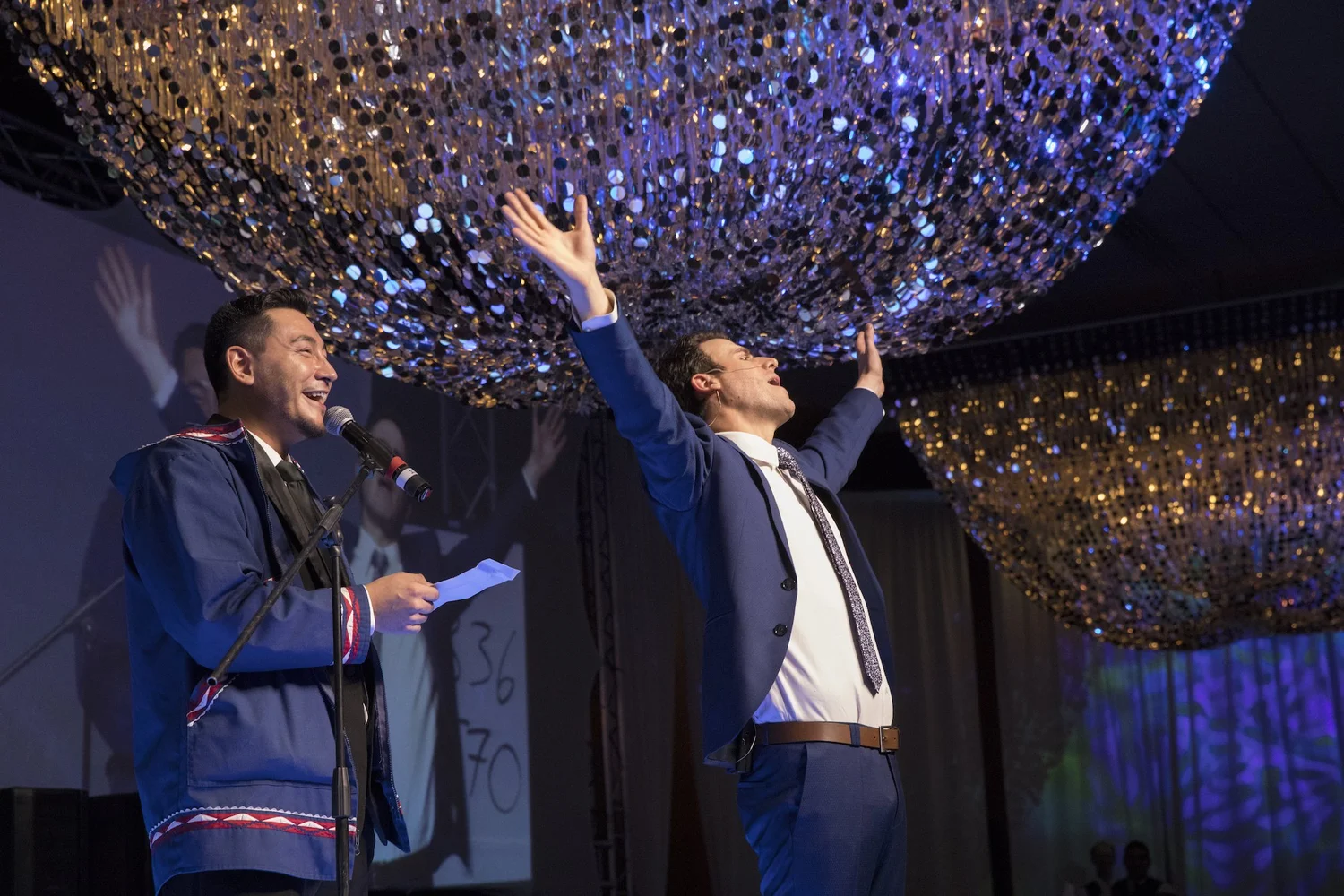 Oz Pearlman interacting with Russell Wilson at the Robin Hood Foundation gala