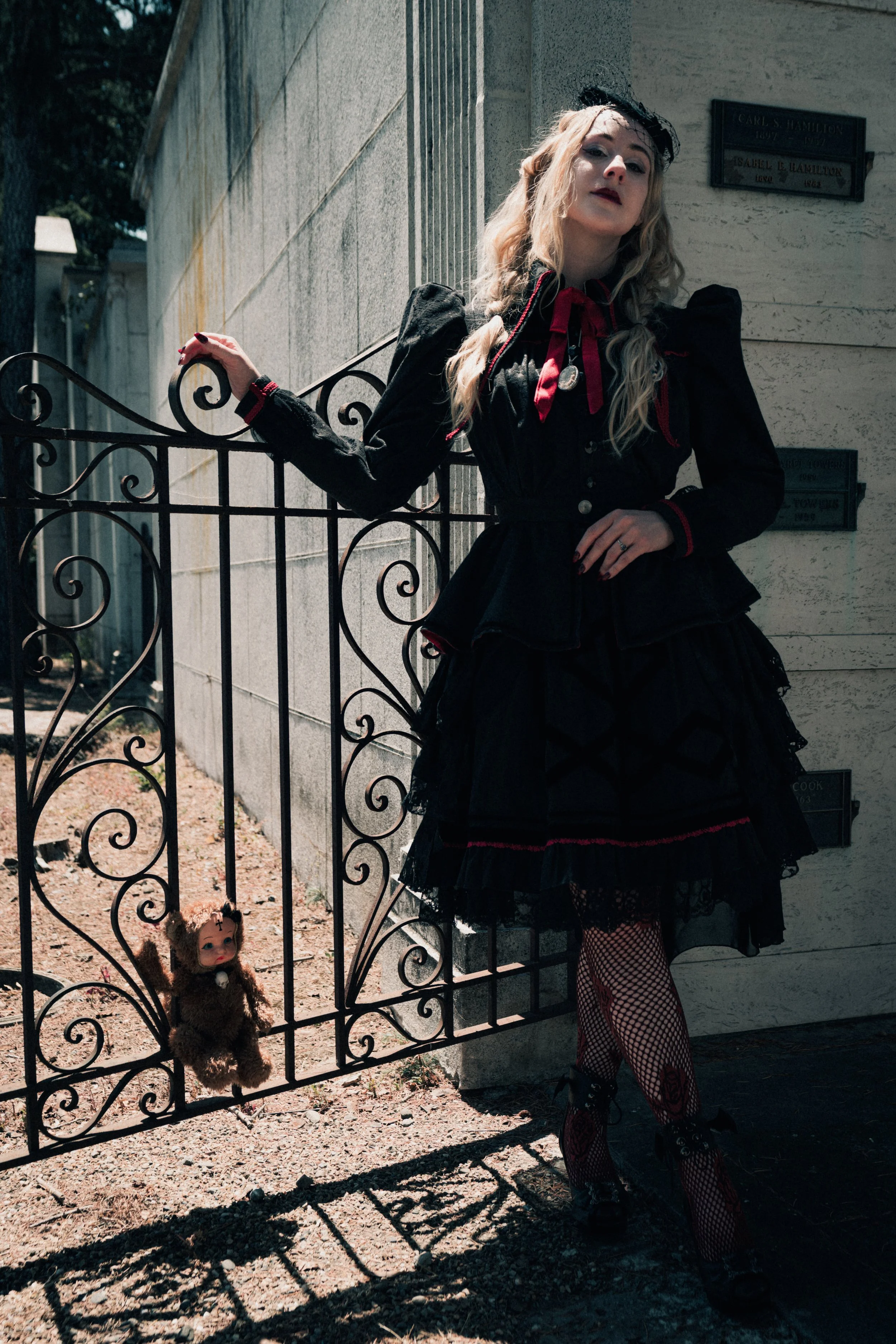 @mintypile wears an original ensemble made for the Fanime fashion show in 2025, featuring 'Claudia' blouse, 'Victorian Ribbon' skirt and Lace bustle. Millinery by Kalico De La Fay, Photo by @bon.komera 