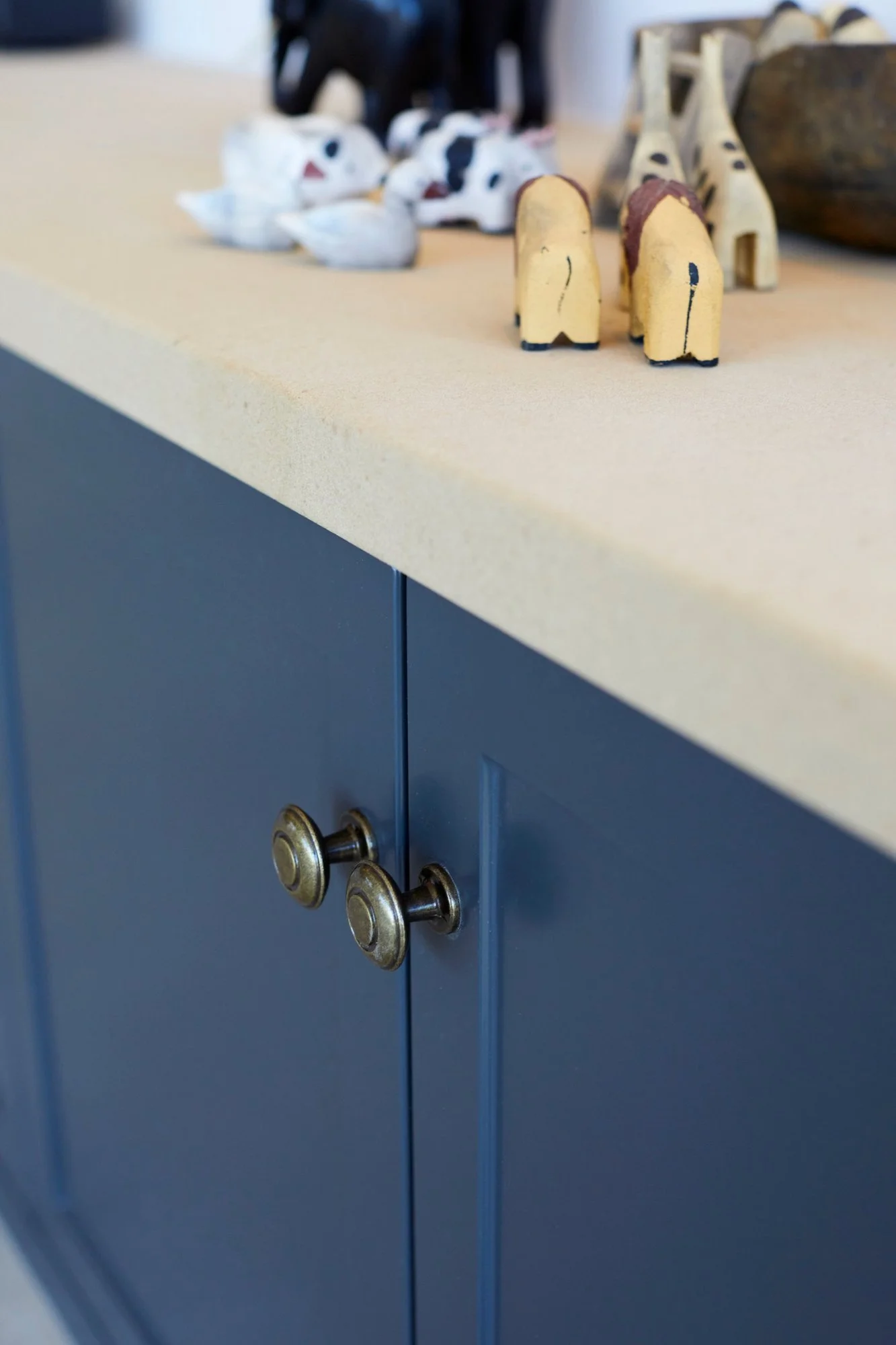 02-cabinet-brass-knobs-detail.jpg
