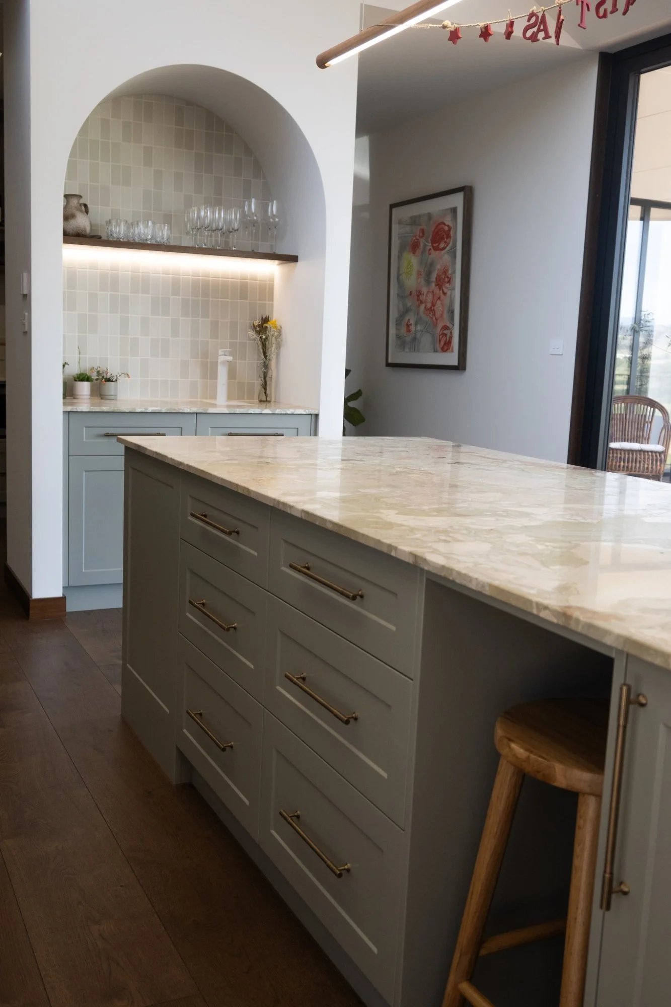 Edwards-GlenwoodRd-05-kitchen-island-arched-nook.jpg