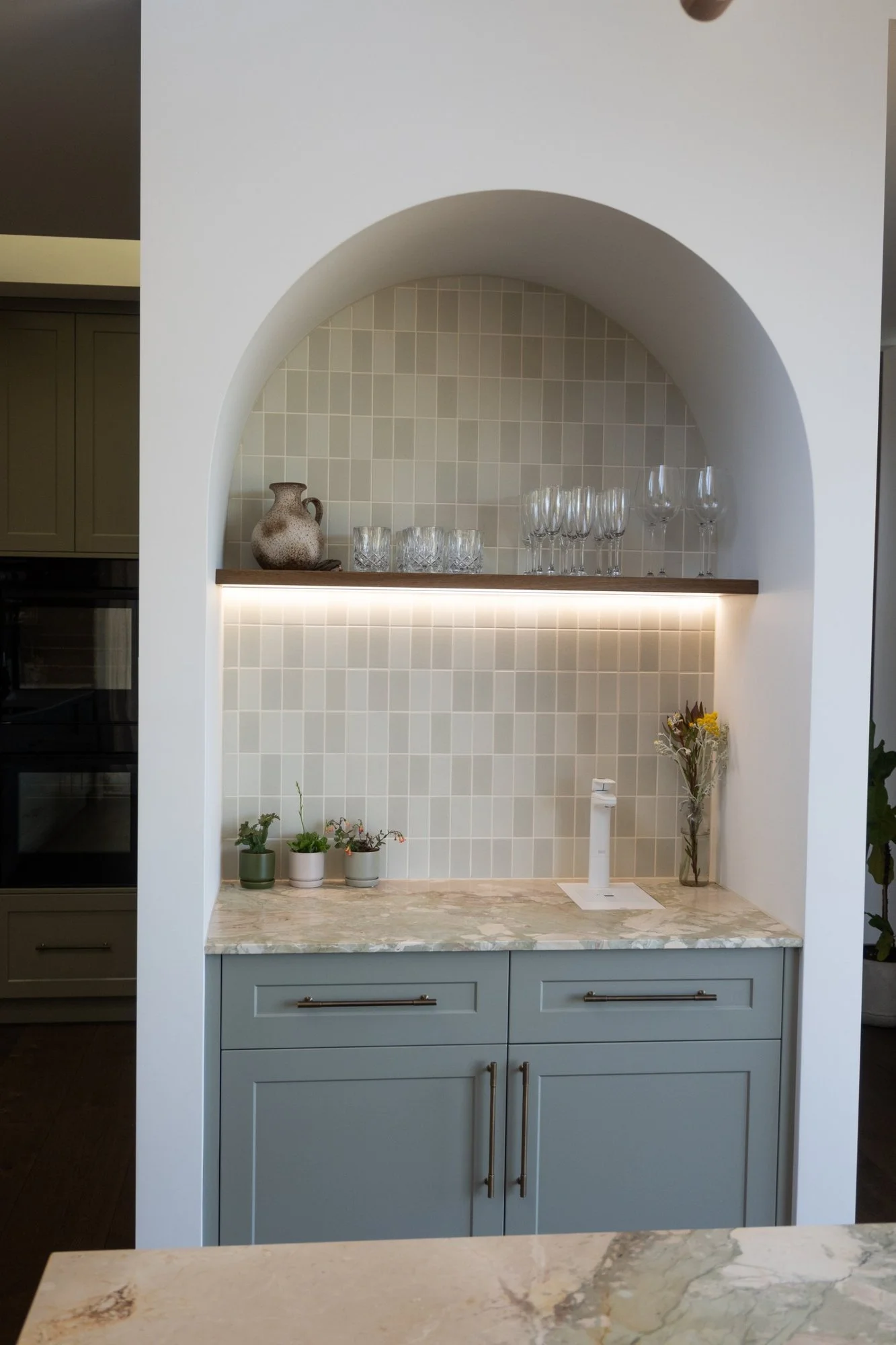Edwards-GlenwoodRd-10-arched-beverage-nook.jpg