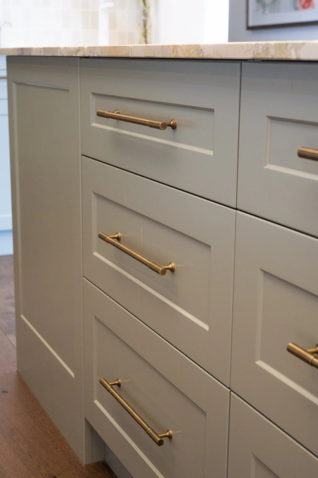Edwards-GlenwoodRd-07-island-brass-handles-detail.jpg