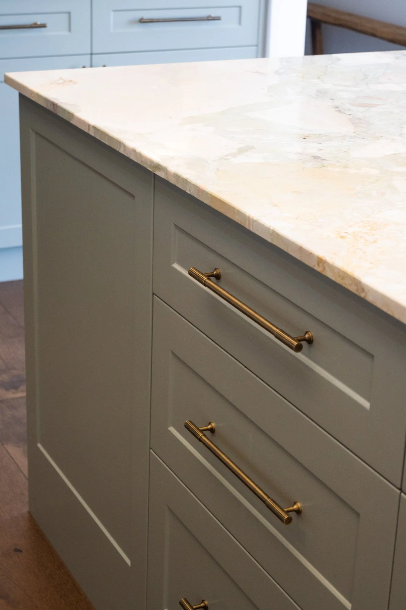 Edwards-GlenwoodRd-08-island-drawers-stone-top.jpg