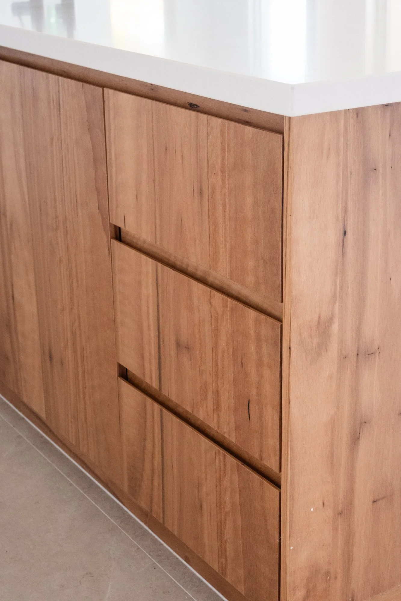 05-kitchen-island-drawers-detail.jpg