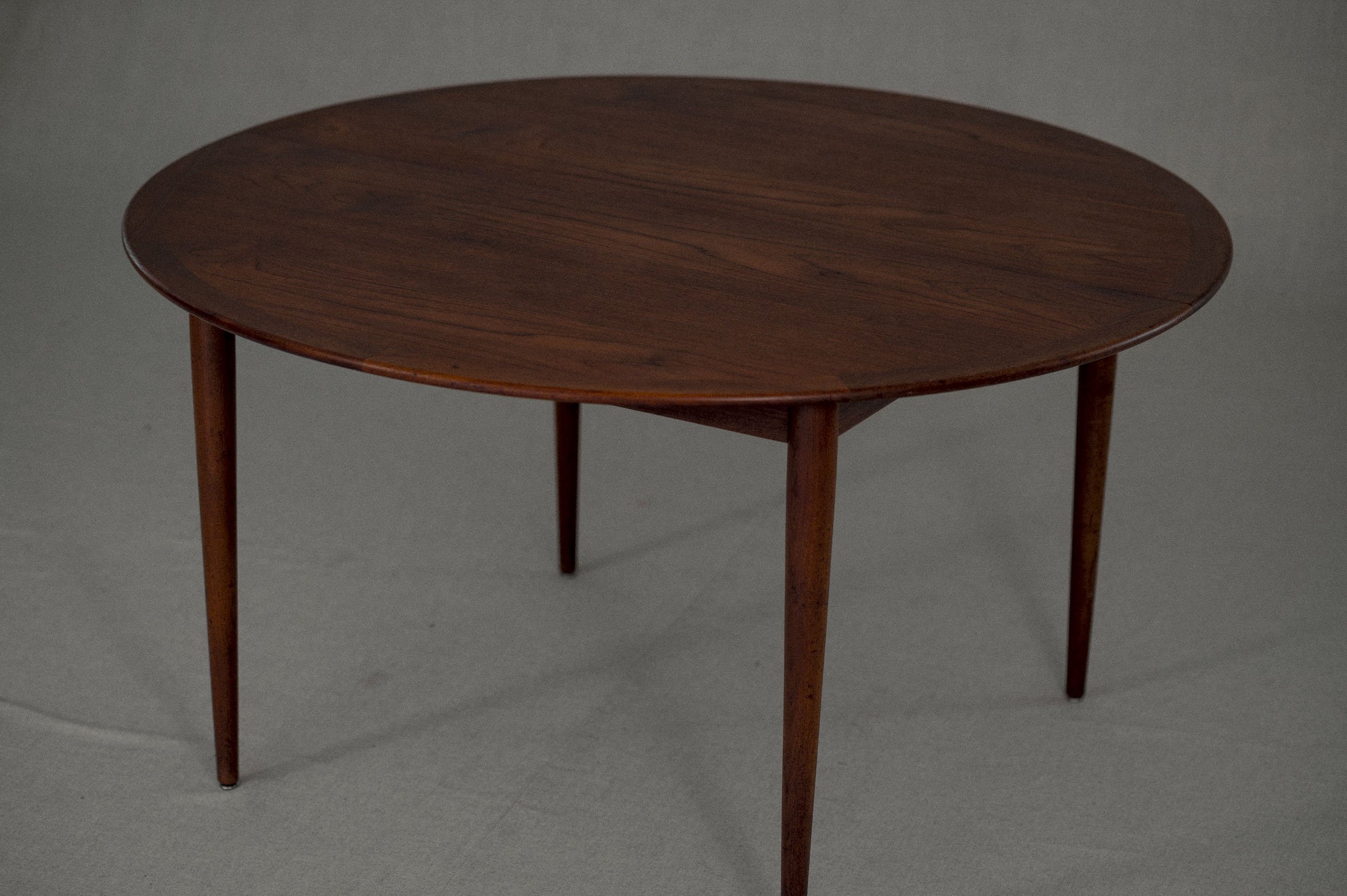 Large extendable Danish dining table — (RE)APPROVED