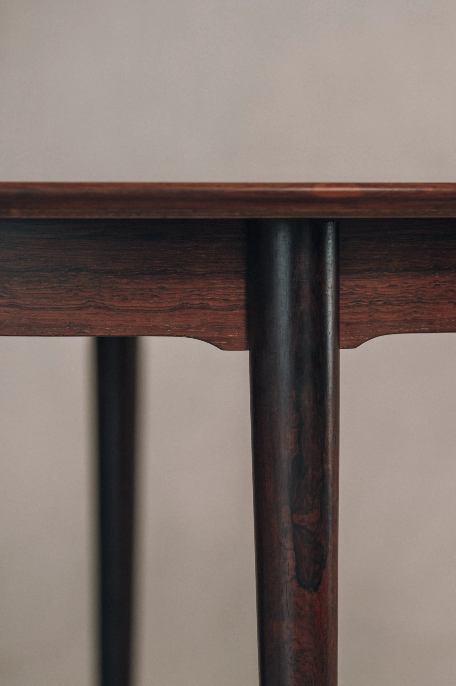 ON HOLD - Arne Vodder extendable dining table — (RE)APPROVED
