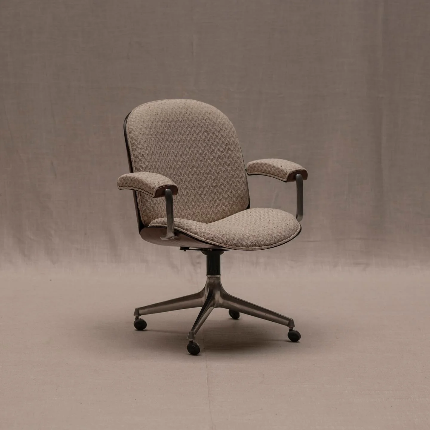 FOR SALE - Rare executive desk chair from the Terni series designed by Ico Parisi for MIM Roma circa 1958. This chair has an aluminium star shaped base with a walnut veneered shell construction. Freshly re-upholstered seats with high quality Belgian 