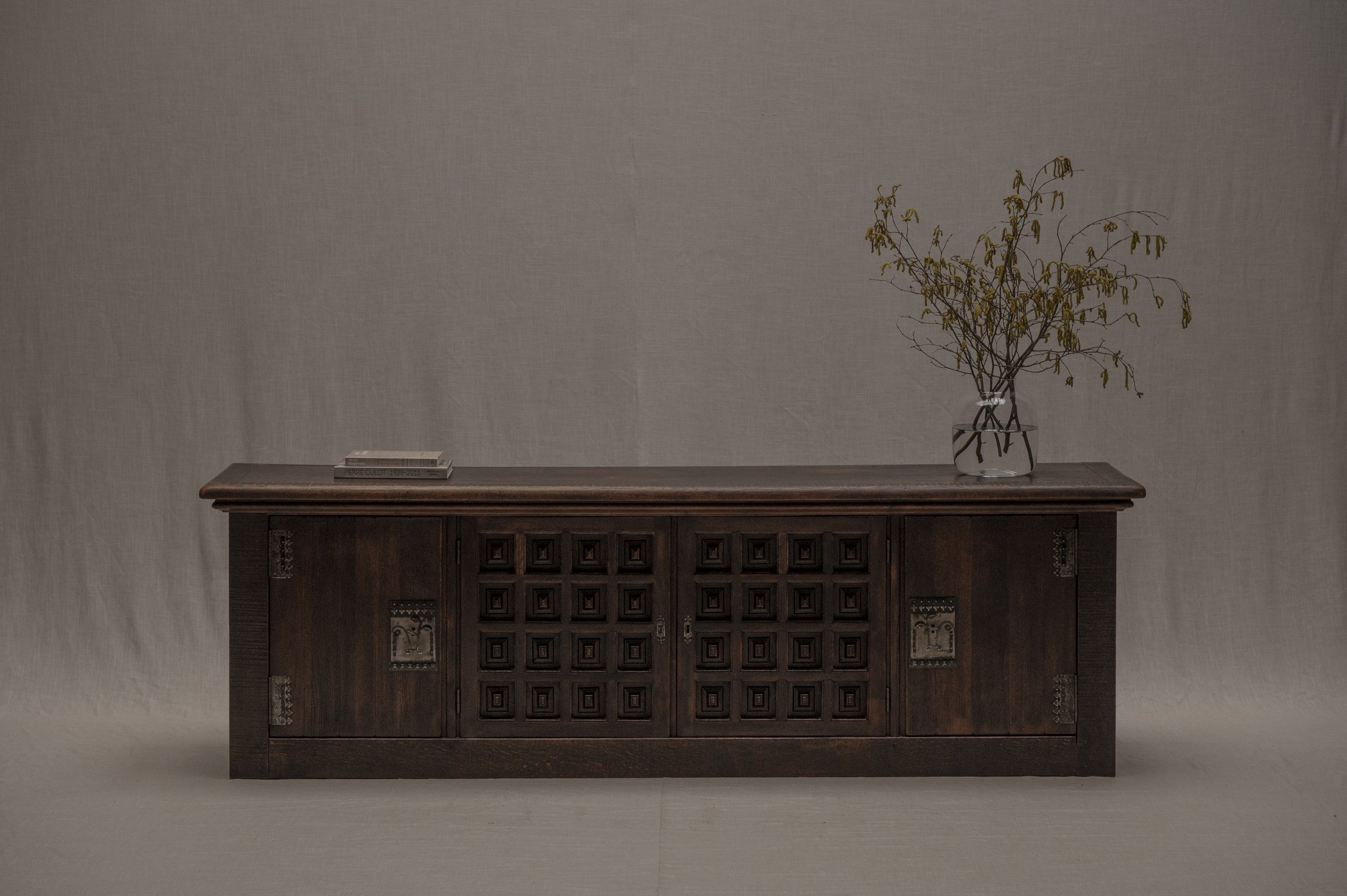 Exceptional French Brutalist sideboard in solid oak - 1970s