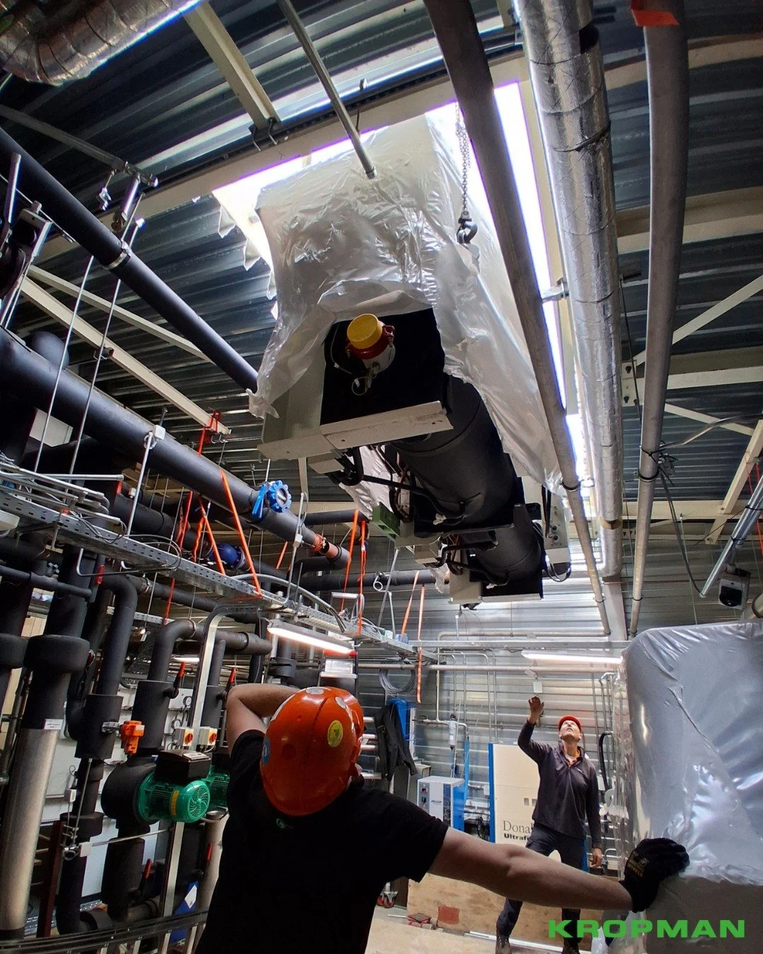 𝗦𝗮𝗺𝗲𝗻𝘄𝗲𝗿𝗸𝗲𝗻 𝗮𝗮𝗻 𝗱𝗲 𝘃𝗼𝗹𝗴𝗲𝗻𝗱𝗲 𝘀𝘁𝗮𝗽 𝗶𝗻 𝗱𝘂𝘂𝗿𝘇𝗮𝗺𝗲 𝘇𝗼𝗿𝗴 𝘃𝗼𝗼𝗿 𝗗𝗲𝘃𝗲𝗻𝘁𝗲𝗿 𝗭𝗶𝗲𝗸𝗲𝗻𝗵𝘂𝗶𝘀. 🌱

Zo'n 20 jaar geleden was Deventer Ziekenhuis het eerste ziekenhuis dat uitgerust is met warmtepompen in co