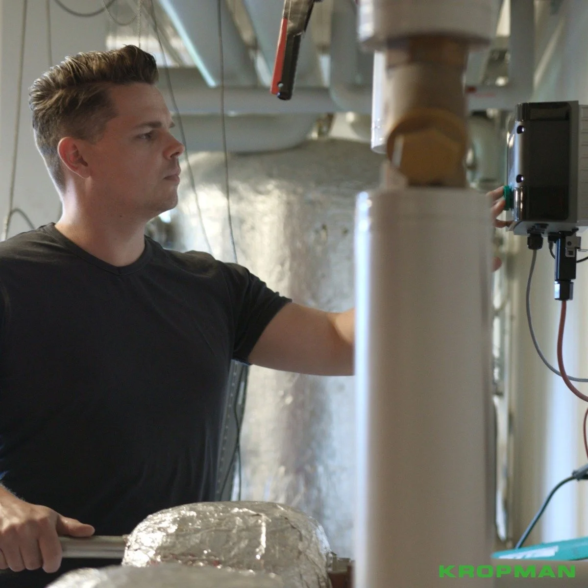 🔧 Monteur met trots op je werk

Je rijdt naar vaste klanten, denkt mee in oplossingen en zorgt dat installaties blijven draaien. Kantoren, scholen, ziekenhuizen. Jij zorgt ervoor dat zij optimaal hun werk kunnen uitvoeren.

Bij Kropman werk je zelfs